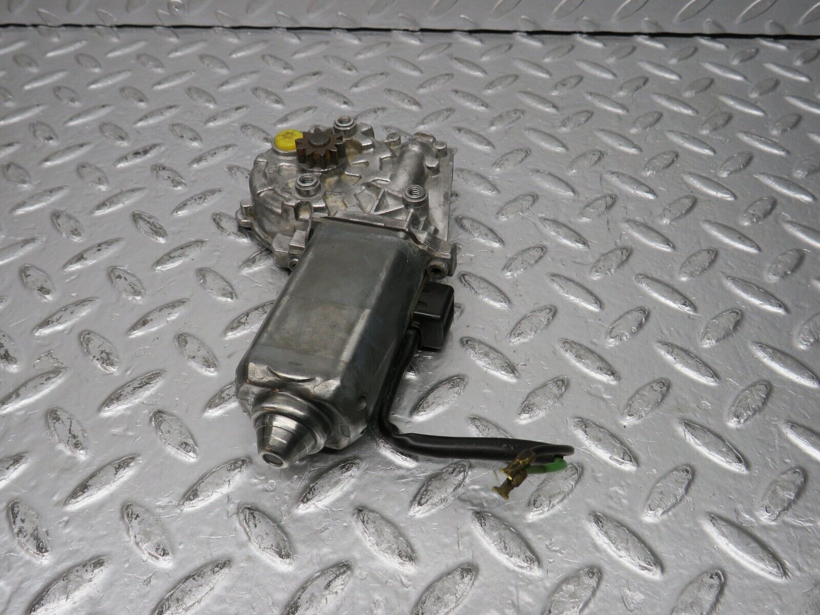 31196 Mercedes-Benz S124 220TE Window Regulator Motor Right Bosch 0130821285