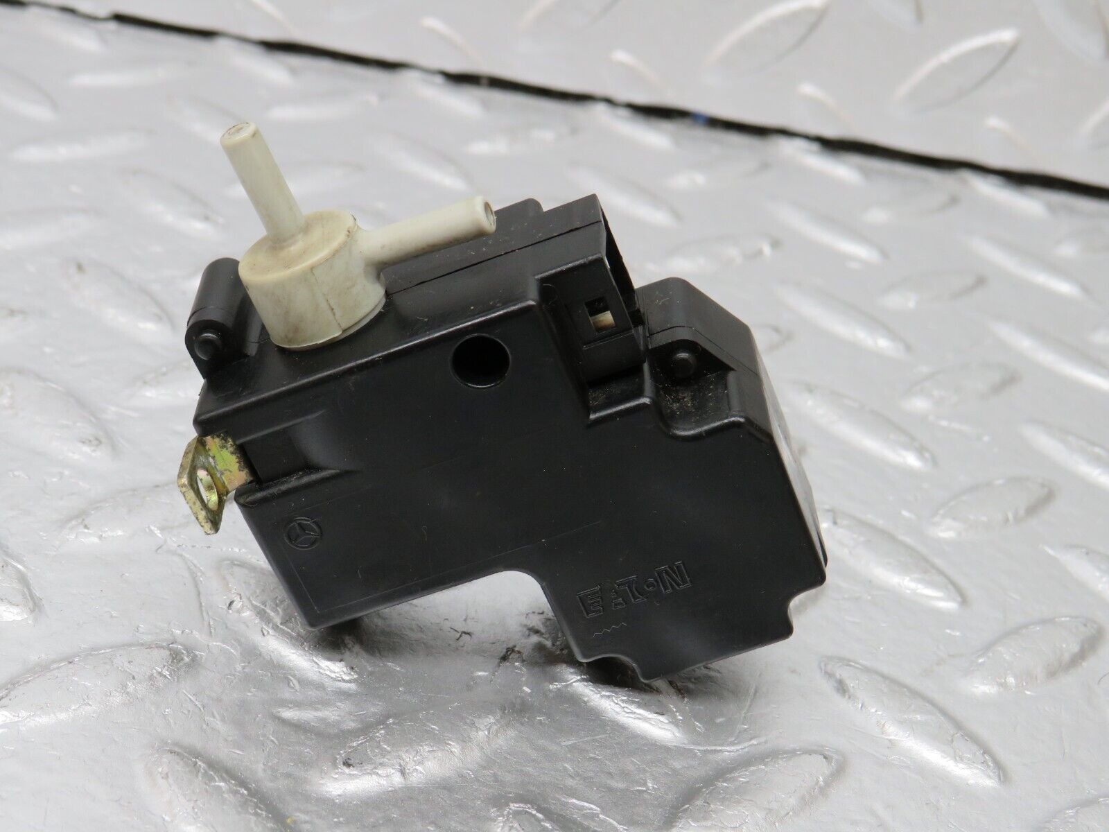 34076 Mercedes-Benz W124 260E Vacuum Valve