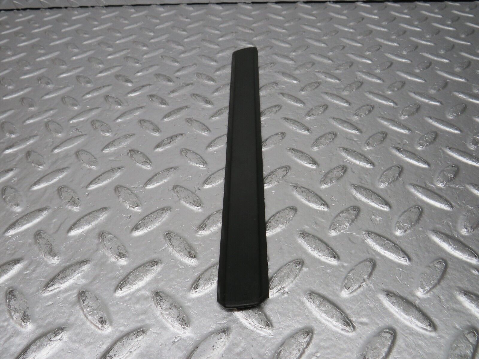 30782 Mercedes-Benz W201 190E 2.0L Front Left Fender Wing Centre Moulding Trim