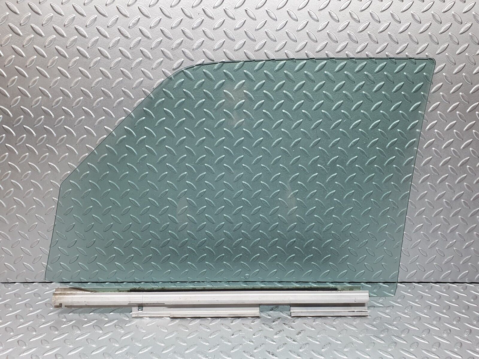 41122 Mercedes-Benz W126 300SE Front Right Door Window Glass