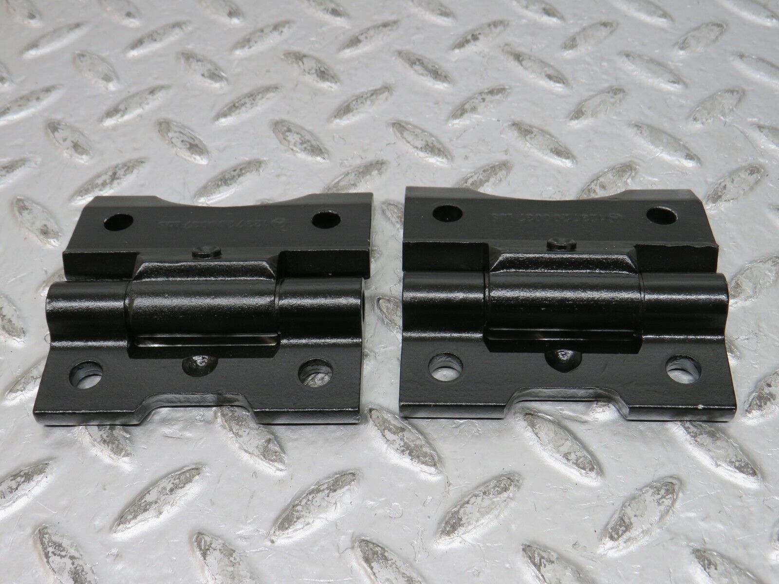 32147 Mercedes-Benz W123 230E Door Hinge Pair 1237200037