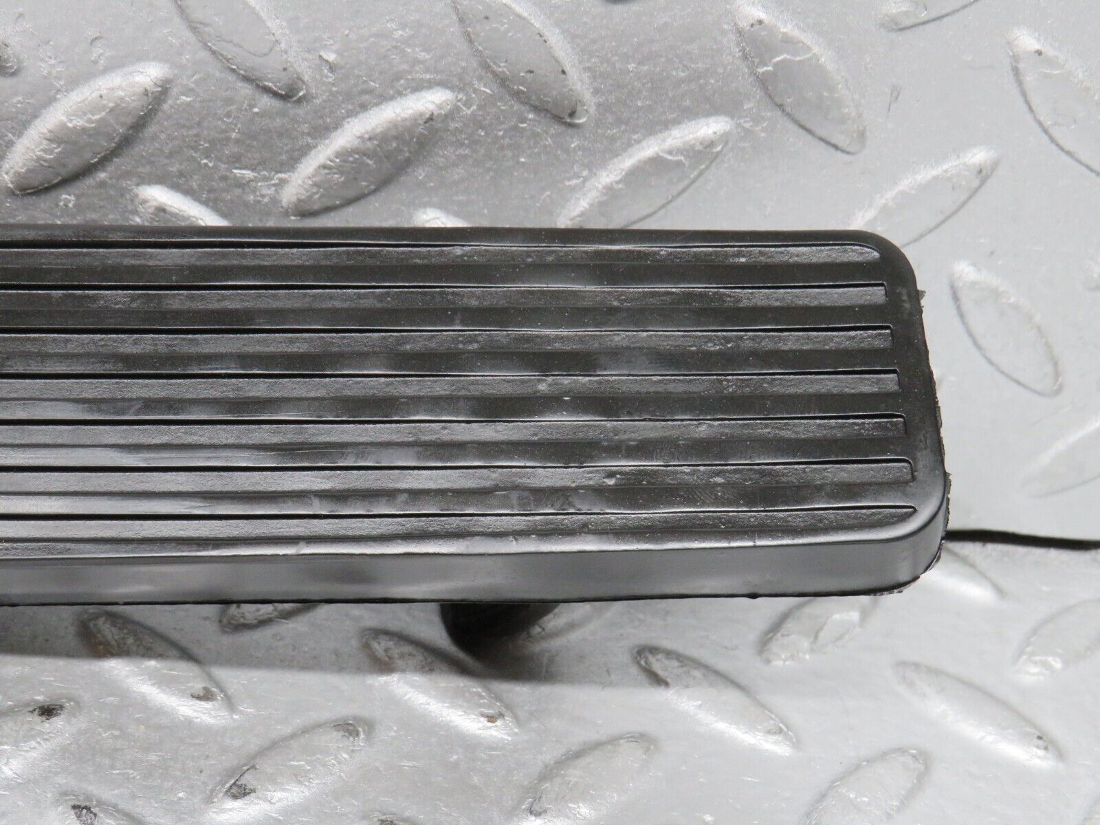 37940 Mercedes-Benz A124 320E Cabriolet Accelerator Pedal With Rubber 1263000504 1233010082