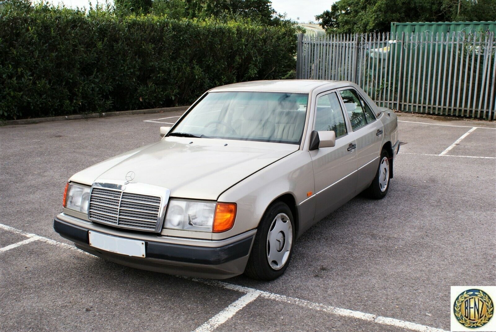 5537 Mercedes-Benz W124 230E Rear Windscreen Chrome Frame
