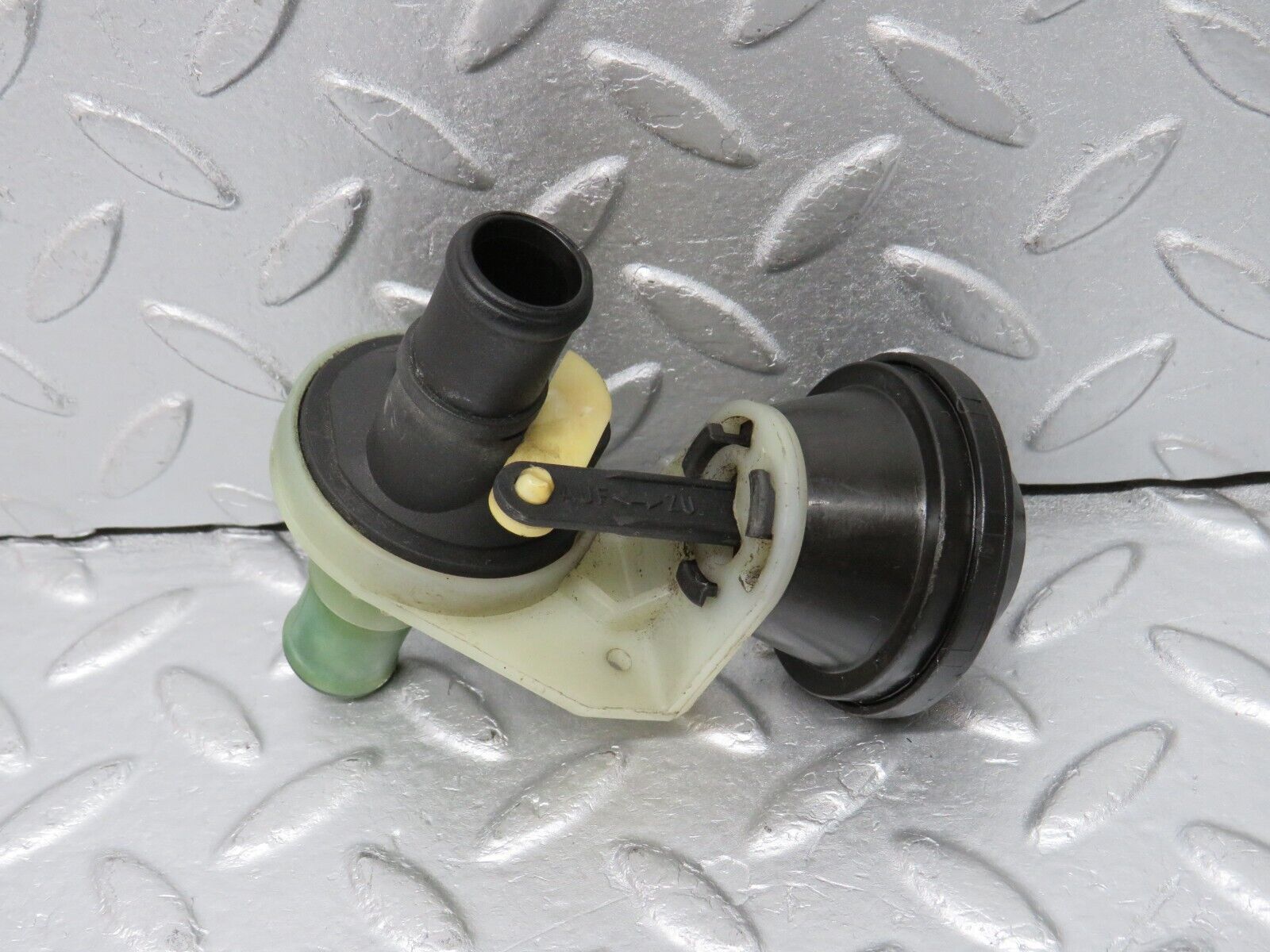 38798 Mercedes-Benz W201 190E 2.6L Heater Control Valve
