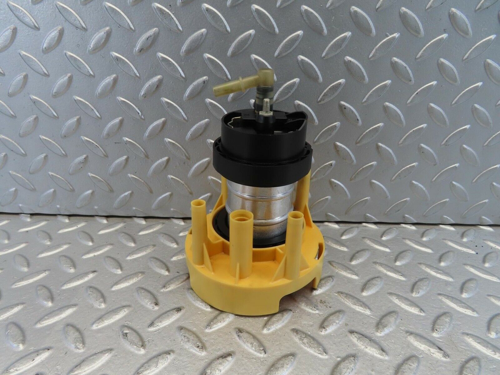 11250 Mercedes-Benz W221 S320 Fuel Pump Bosch 0580464107