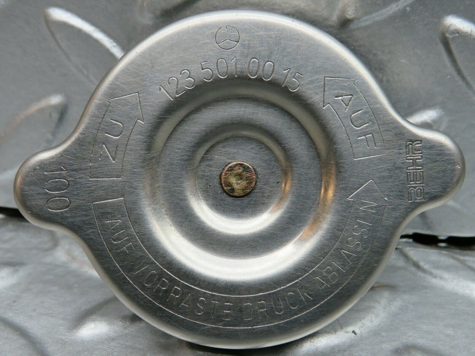 22248 Mercedes-Benz S123 280TE Wagon Radiator Cap 1235010015