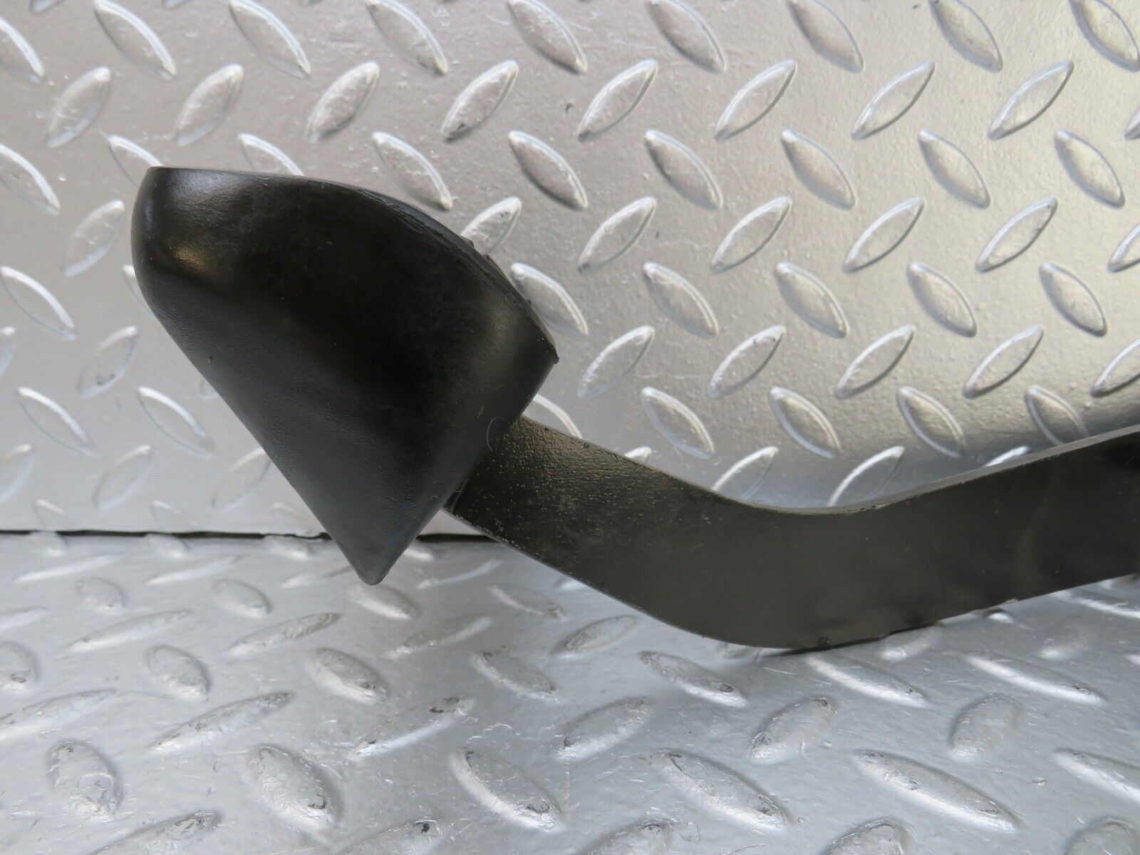 25762 Mercedes-Benz W124 280E Brake Pedal 1232910082