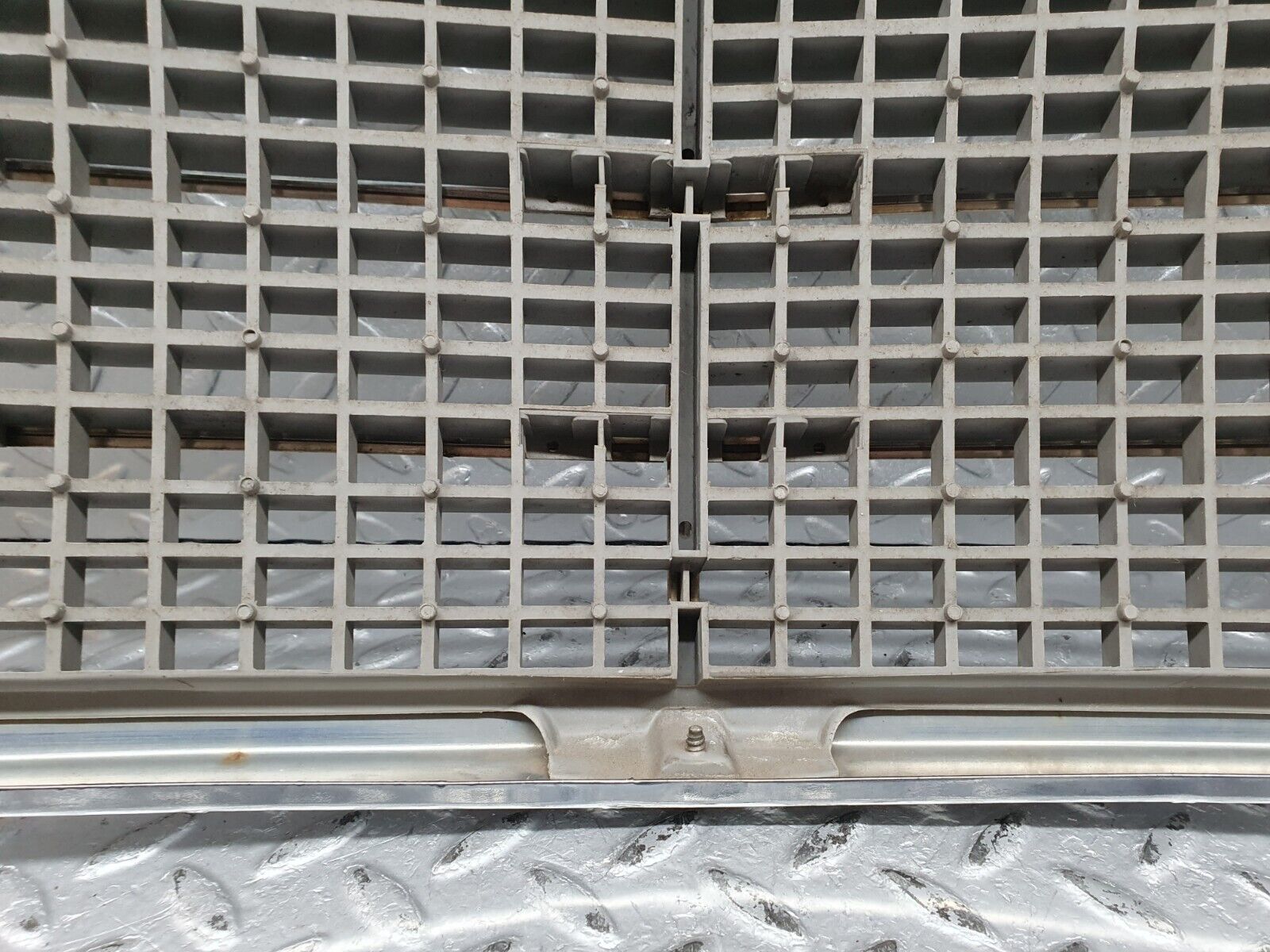 41221 Mercedes-Benz W126 300SE Bonnet Grill Chrome 1268880423