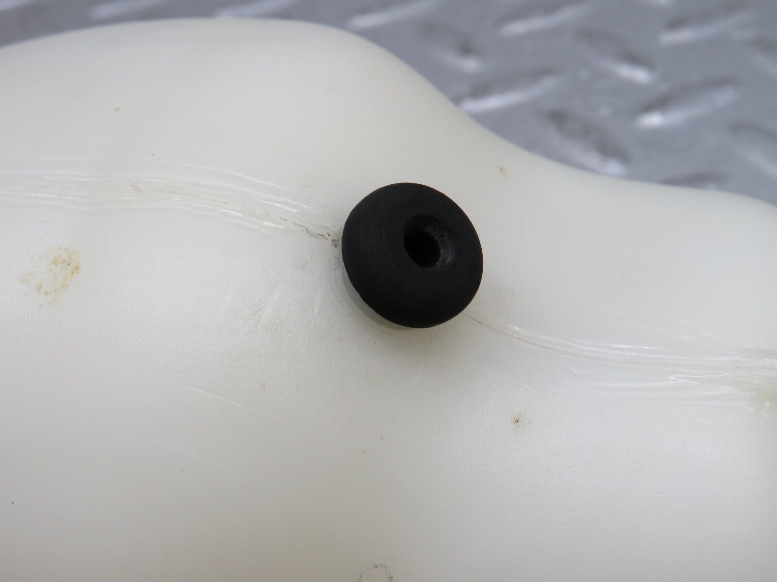 37861 Mercedes-Benz A124 320E Cabriolet Vacuum Reservoir Tank