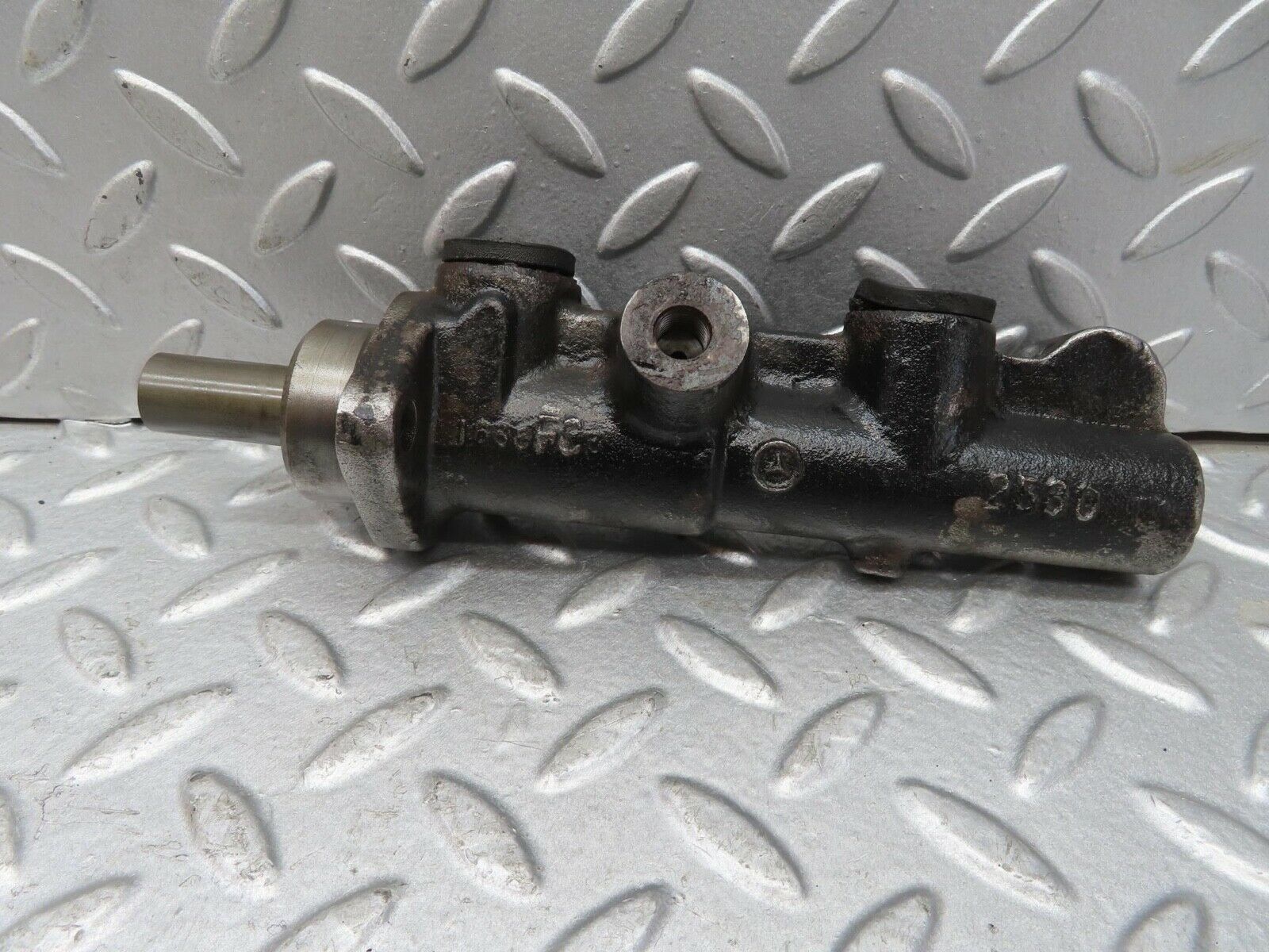 13683 Mercedes-Benz W123 200 Brake Master Cylinder Bendix 2530