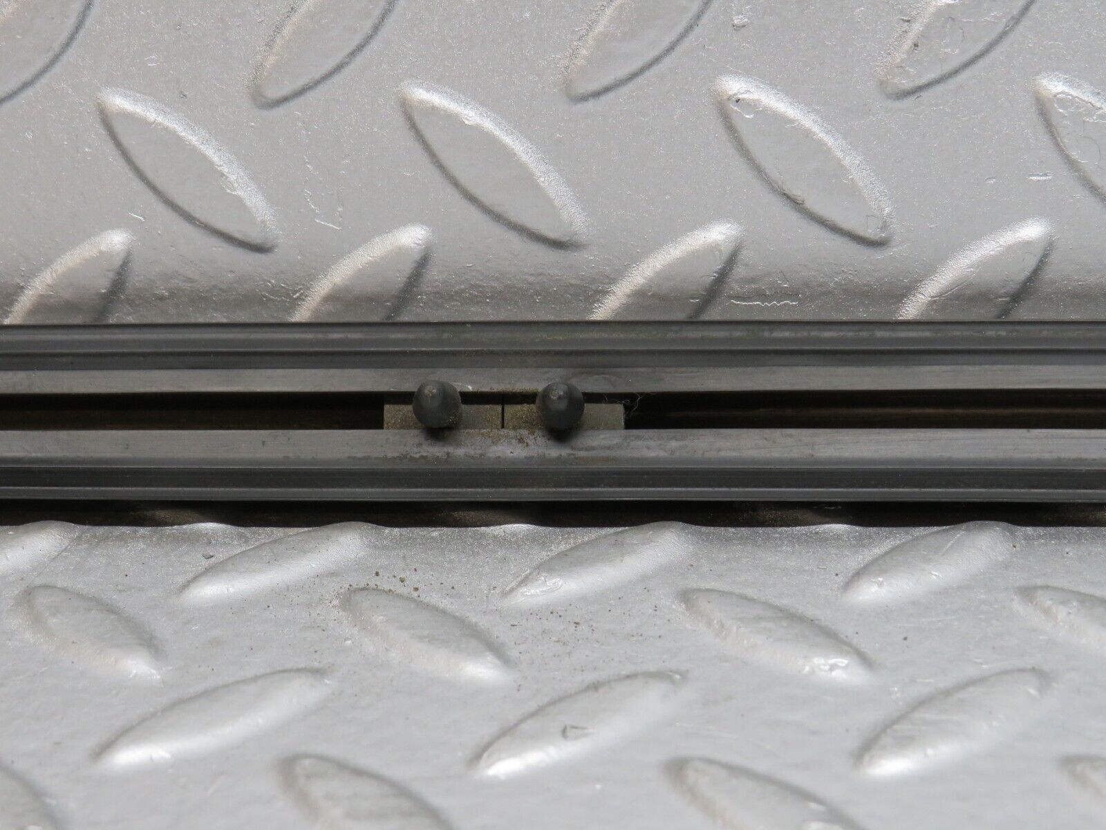 40642 Mercedes-Benz W123 300D Front Right Door Centre Moulding Trim