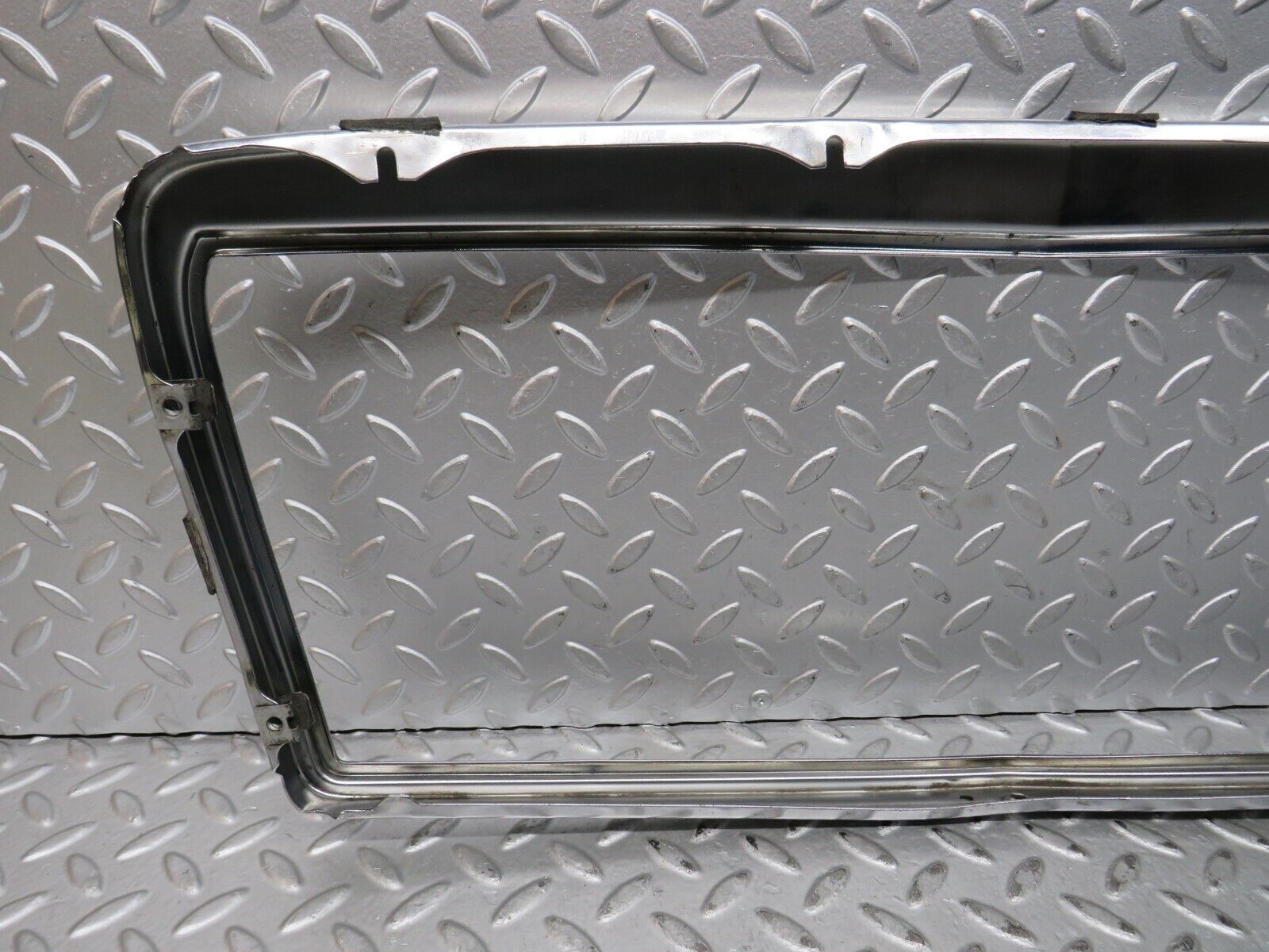 28935 Mercedes-Benz C124 320CE Bonnet Grill Chrome Frame