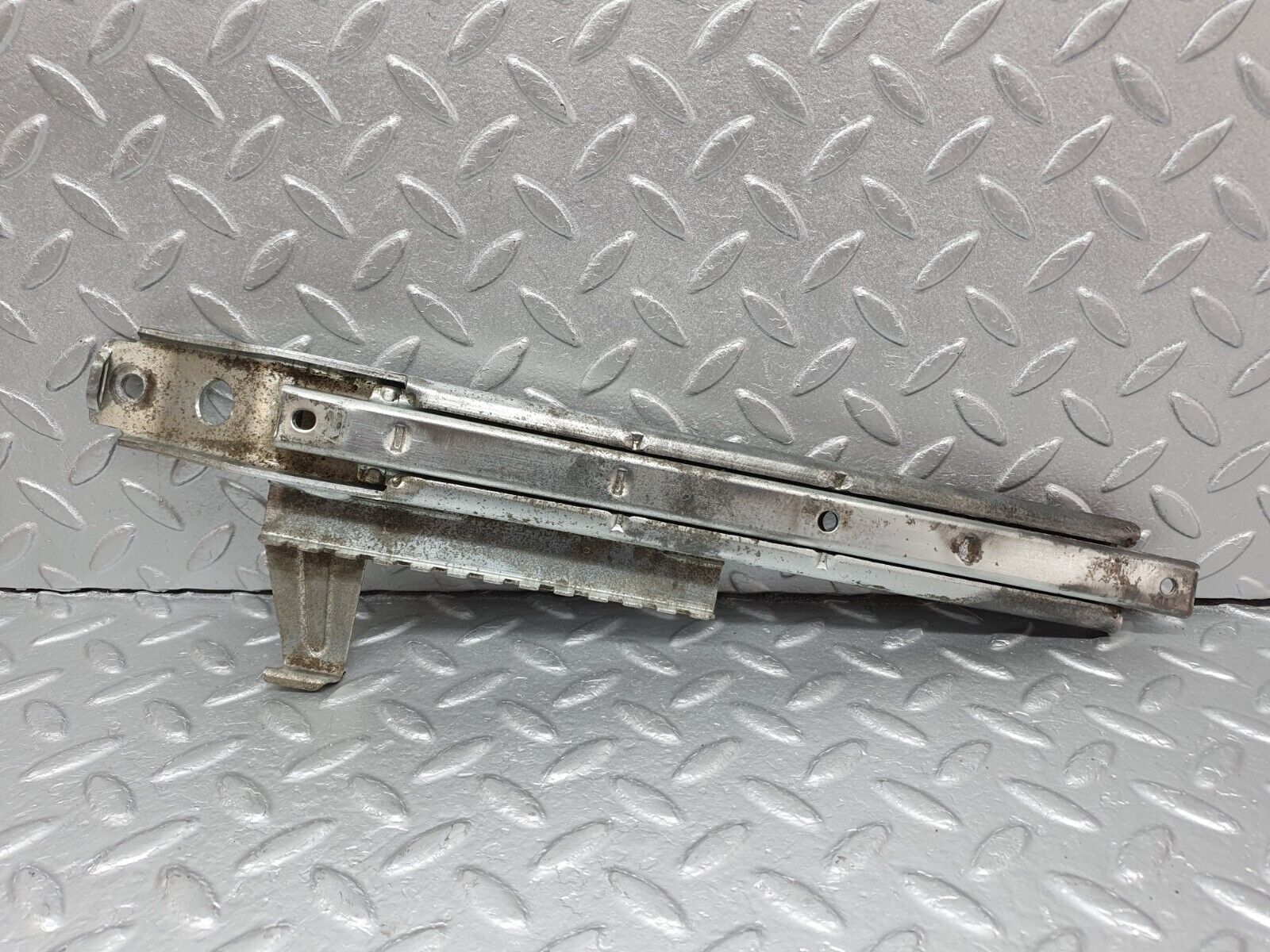 40804 Mercedes-Benz W123 300D Front Right Seat Rail Pair
