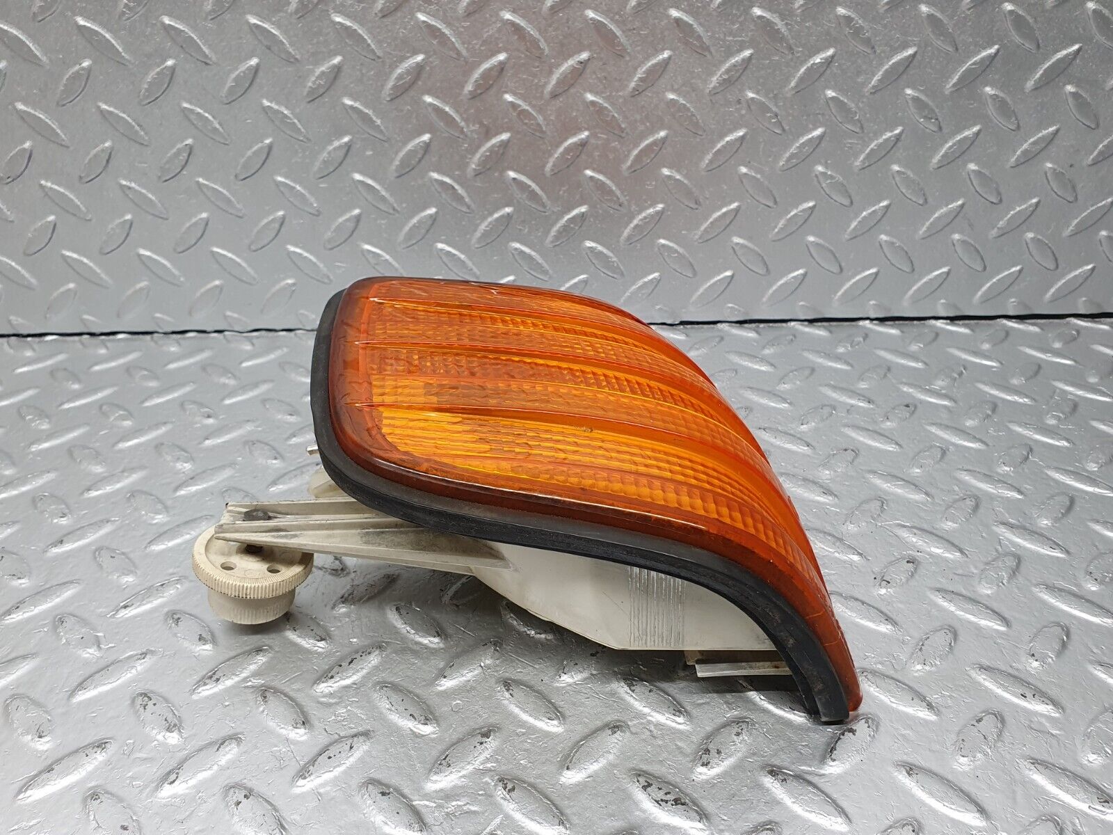 40953 Mercedes-Benz W126 300SE Indicator Light Front Right Bosch 1305233062