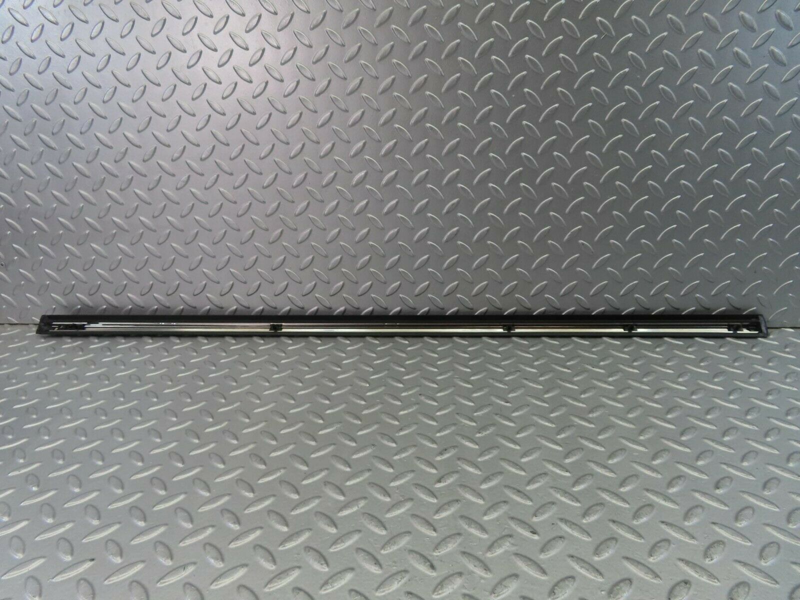 10289 Mercedes-Benz W116 Front Left Door Centre Moulding Trim