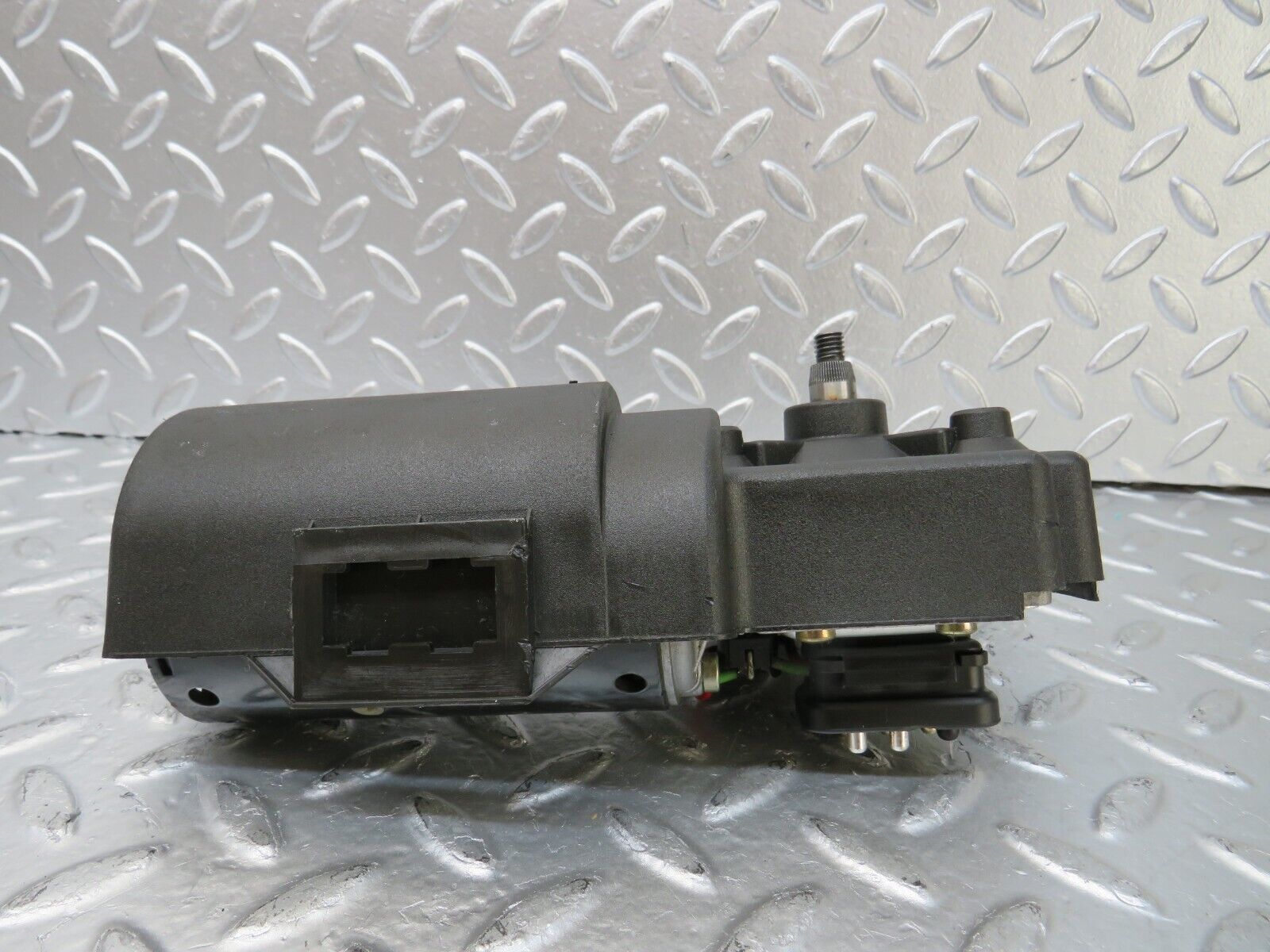 25766 Mercedes-Benz W124 280E Wiper Motor Bosch 0390241425 with cover