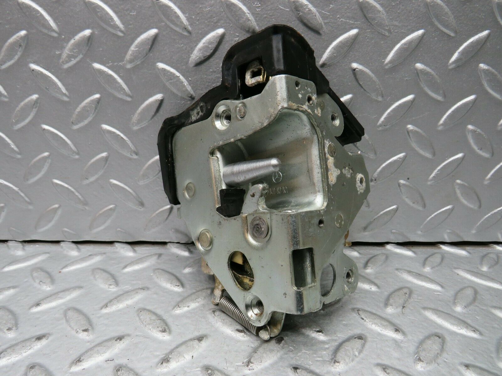 21984 Mercedes-Benz S123 280TE Rear Left Door Lock Mechanism 1237230108