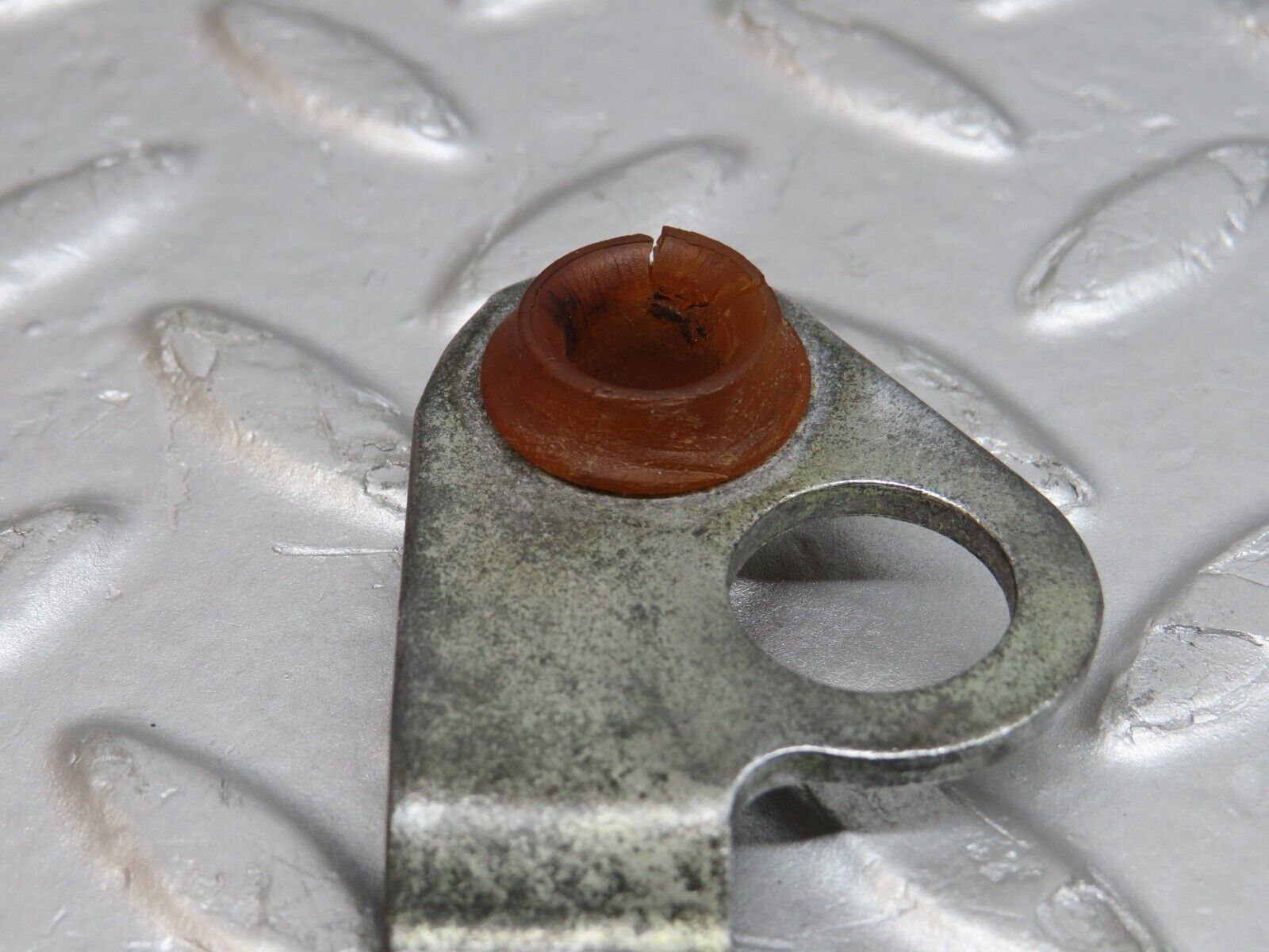 38113 Mercedes-Benz A124 320E Cabriolet Automatic Gearbox Linkage Bracket