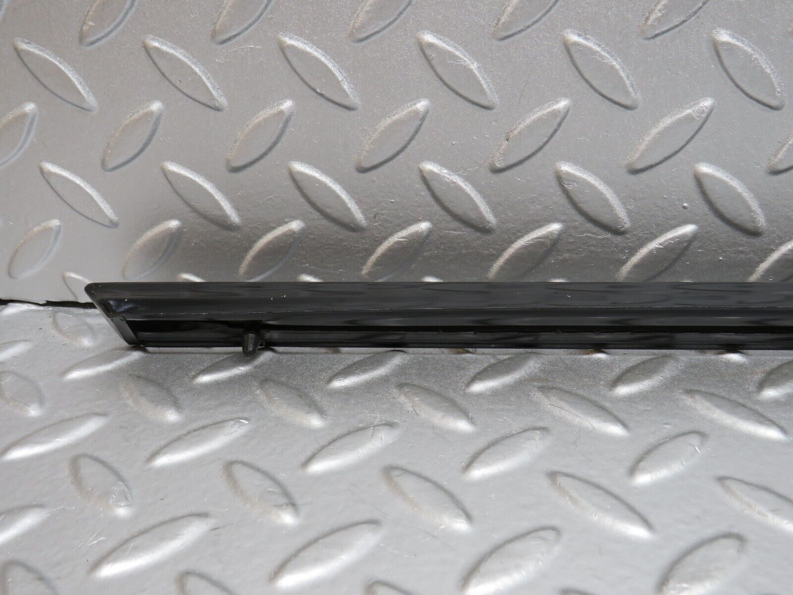 40638 Mercedes-Benz W123 300D Front Right Fender Wing Centre Moulding Trim