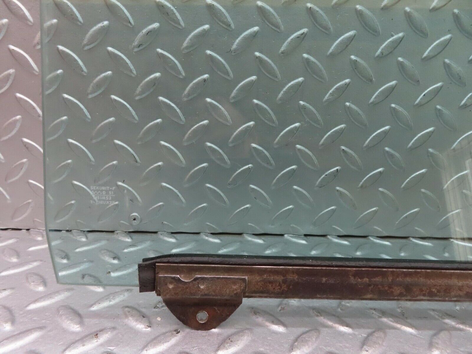 13076 Mercedes-Benz W111 220S Front Right Door Window Glass