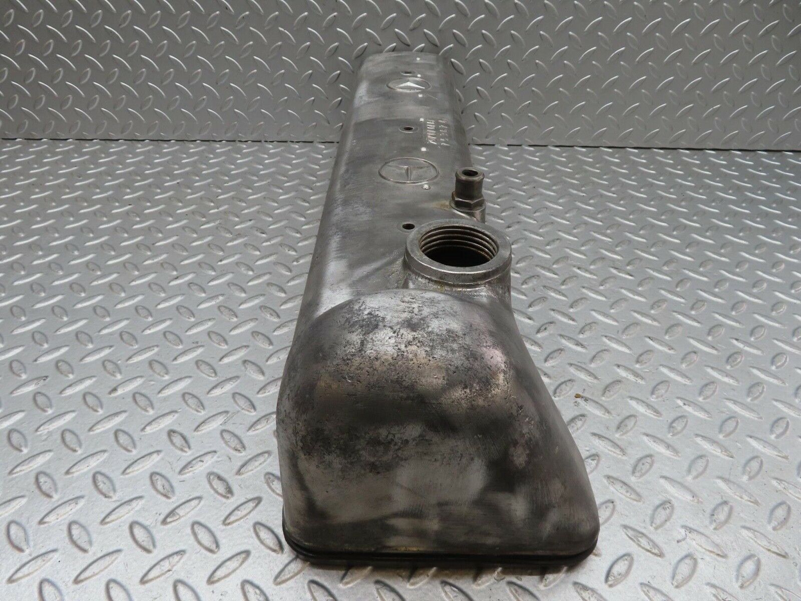 13825 Mercedes-Benz W111 230S Cylinder Head Valve Cover 1800161305
