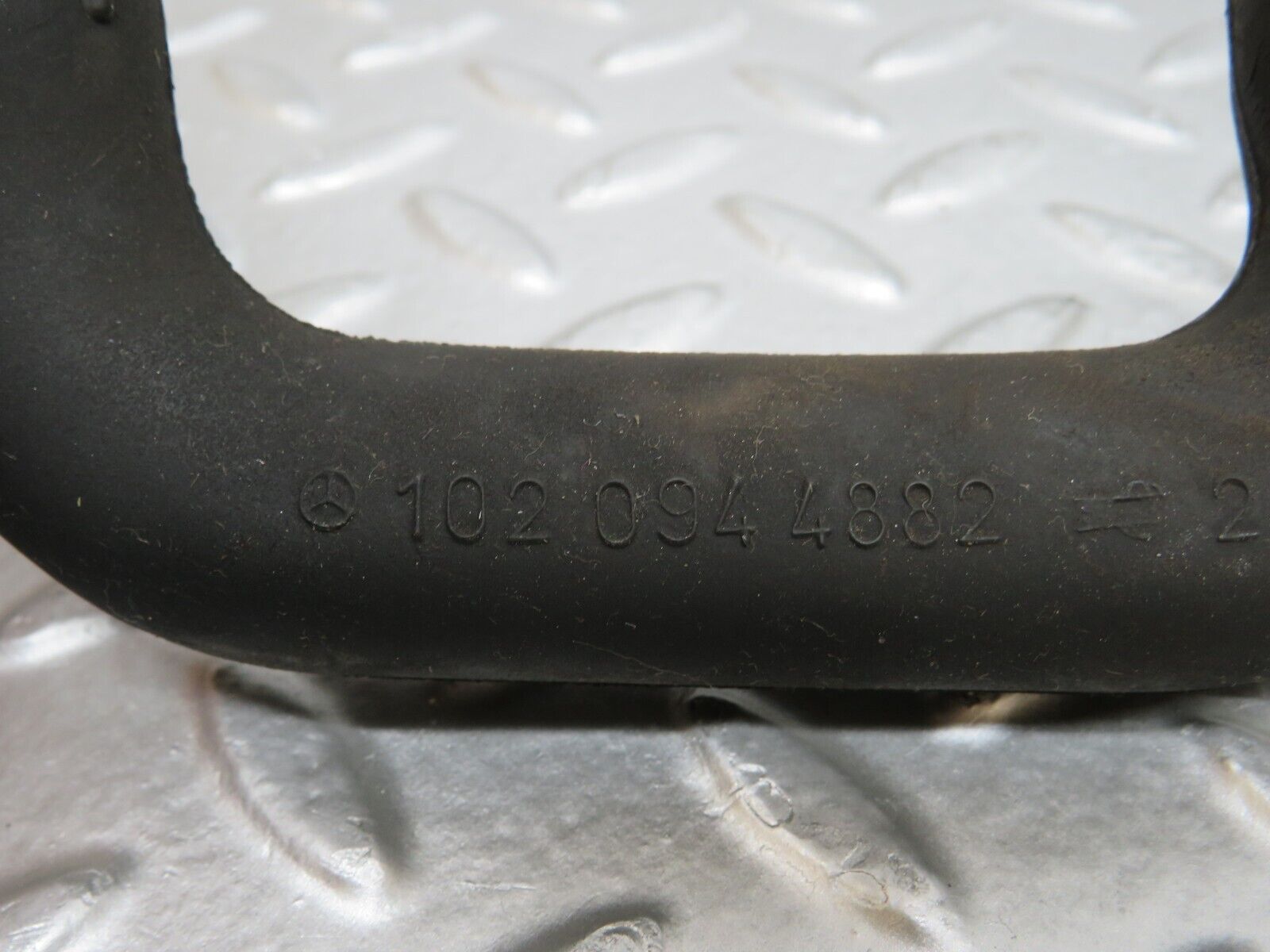 29588 Mercedes-Benz W124 230E Crankcase Breather Pipe 1020944882