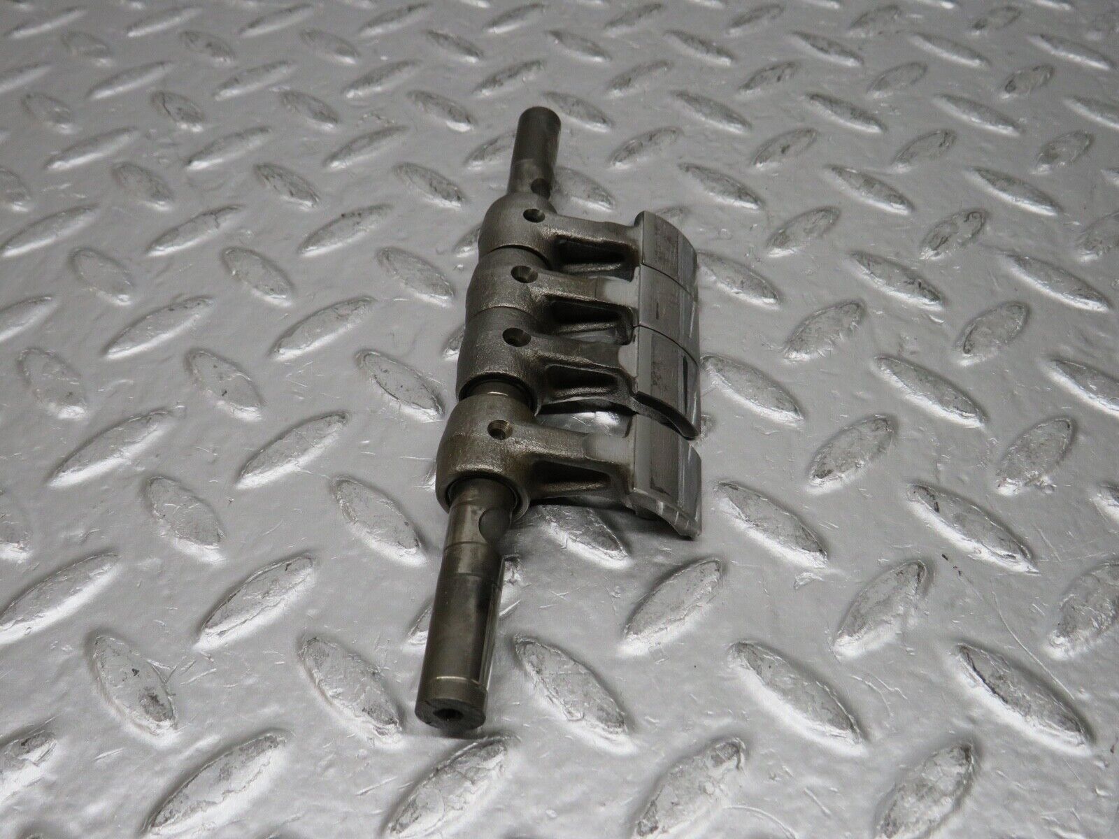 0362 Mercedes-Benz W123 220D  Camshaft Rocker Arm With Shaft