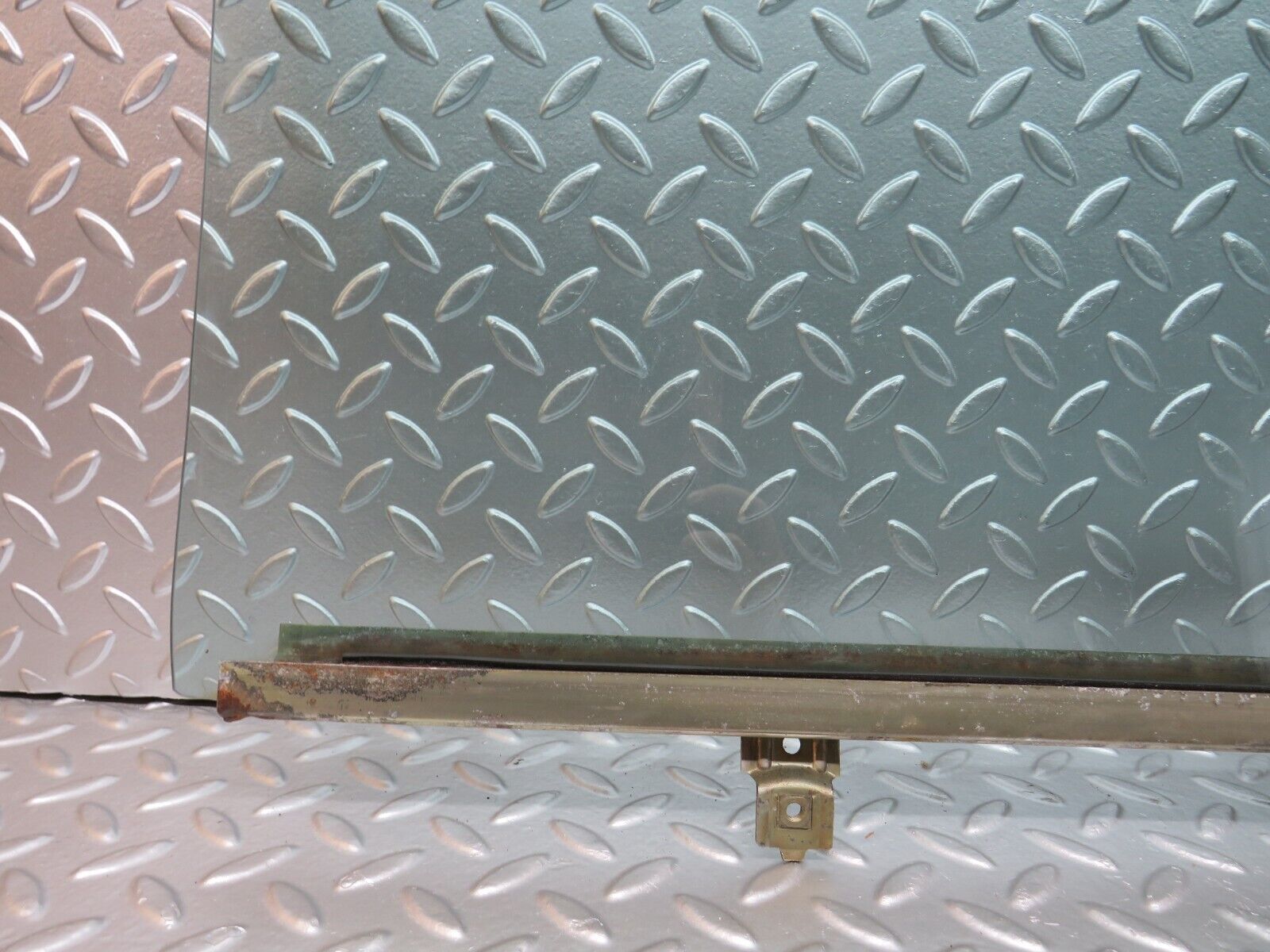 25473 Mercedes-Benz W123 200 Rear Right Door Window Glass