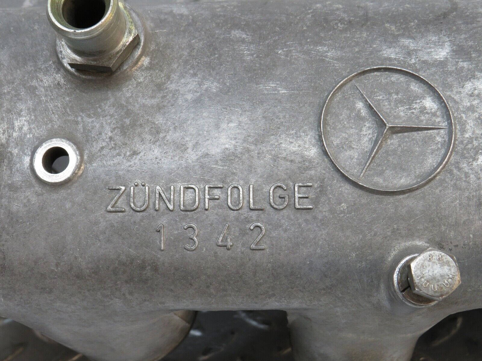 0343 Mercedes-Benz W123 220D Valve Cover 6150160205