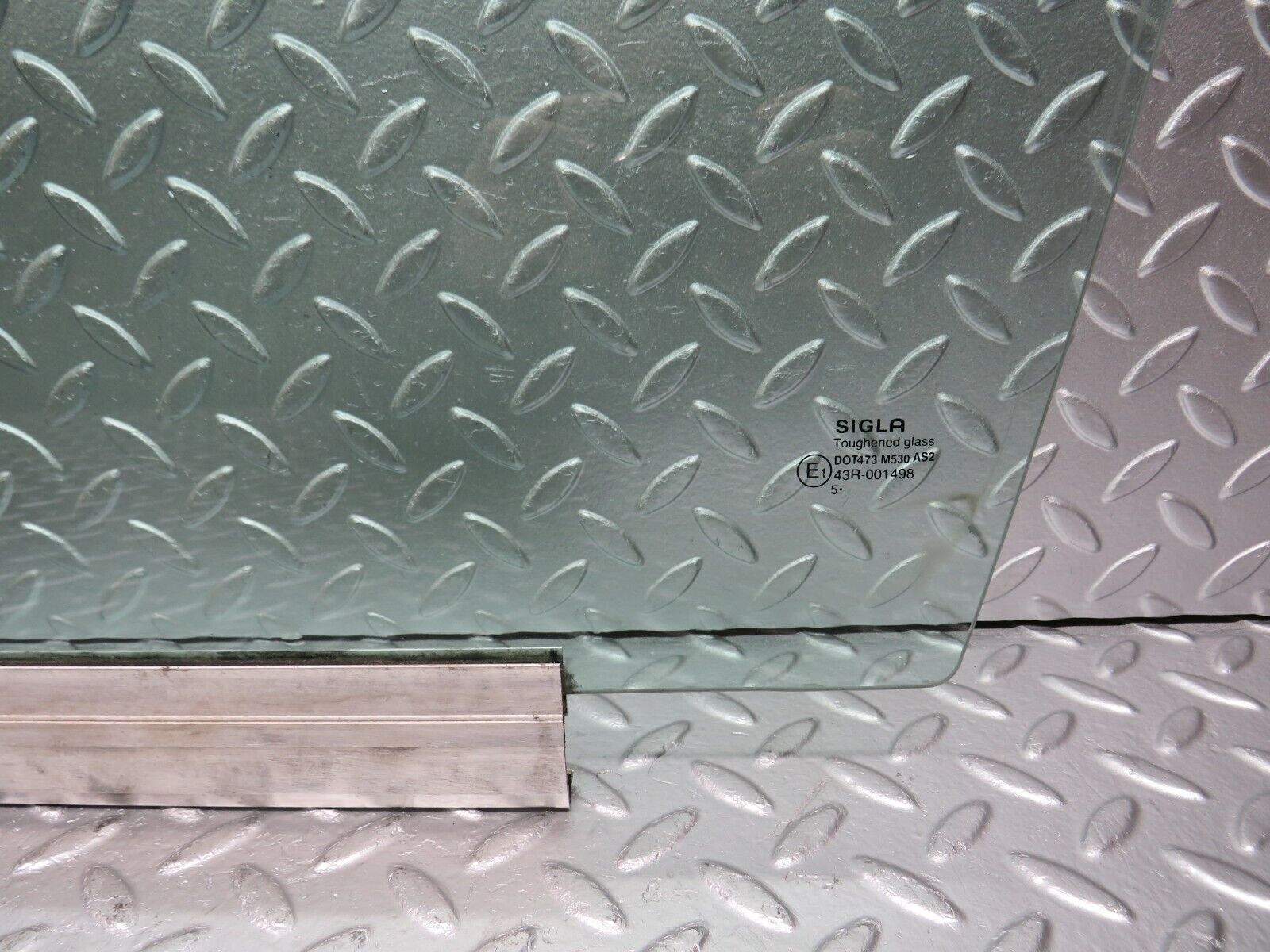 31475 Mercedes-Benz S124 220TE Wagon Front Left Door Window Glass