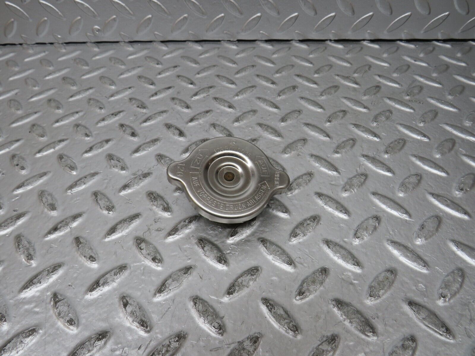 27251 Mercedes-Benz W123 280E Radiator Cap 1235010015