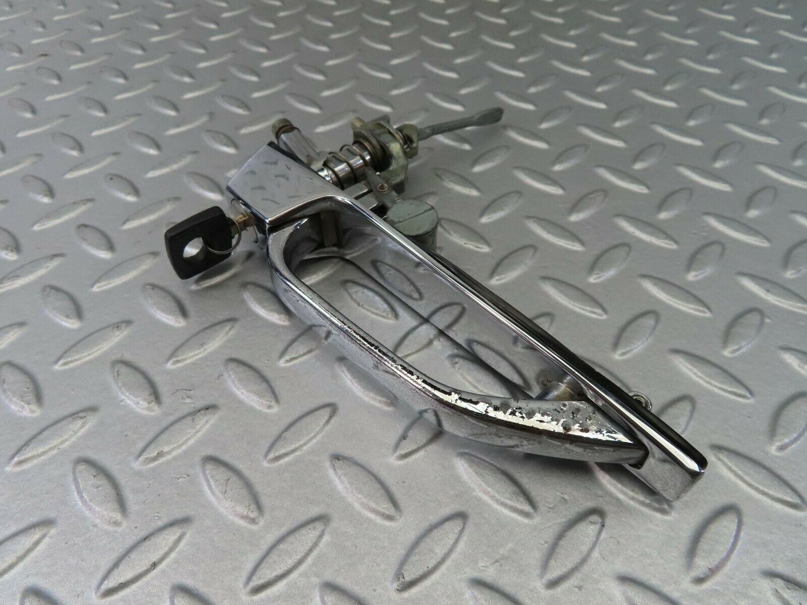 7237 Mercedes-Benz W116 450SE Exterior Door Handle Front Left With Key