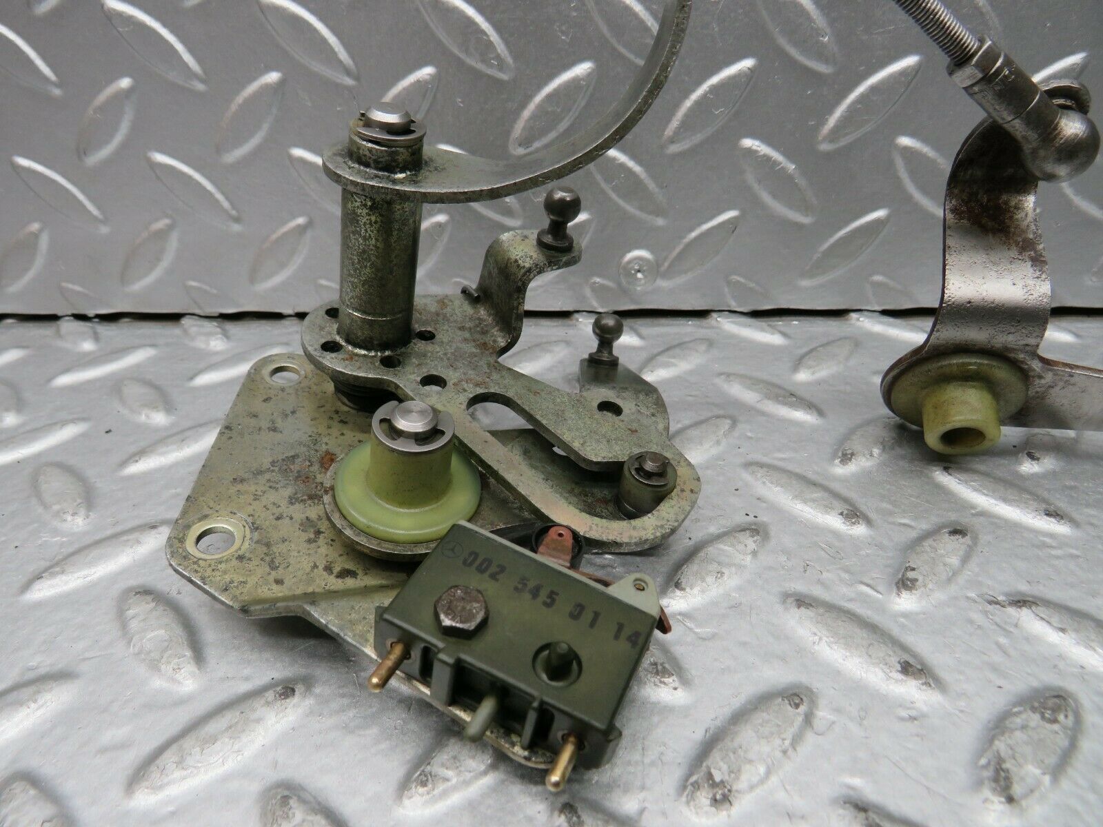 22182 Mercedes-Benz S123 280TE Wagon Throttle Linkage 0025450114
