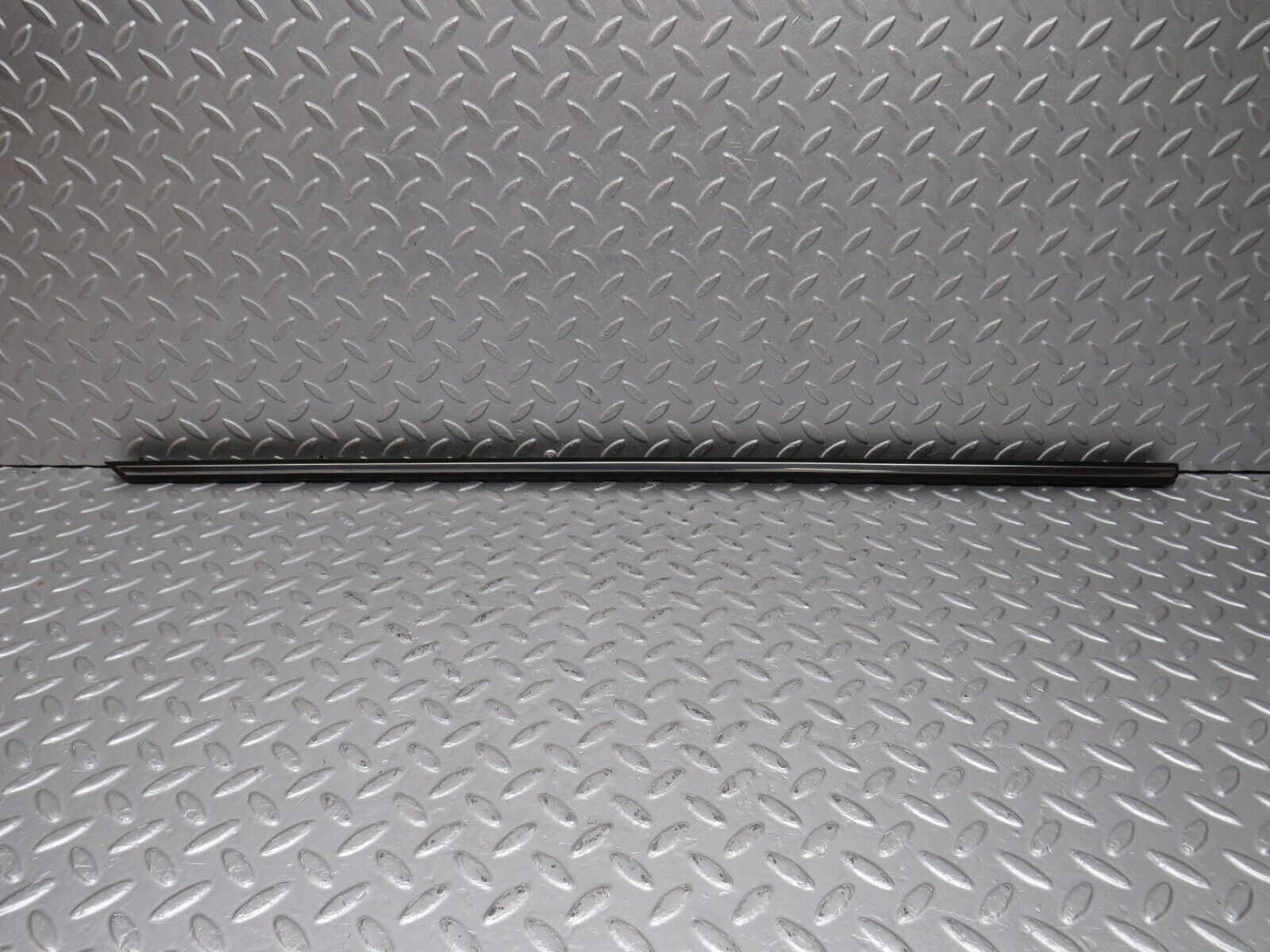 40641 Mercedes-Benz W123 300D Rear Left Door Centre Moulding Trim