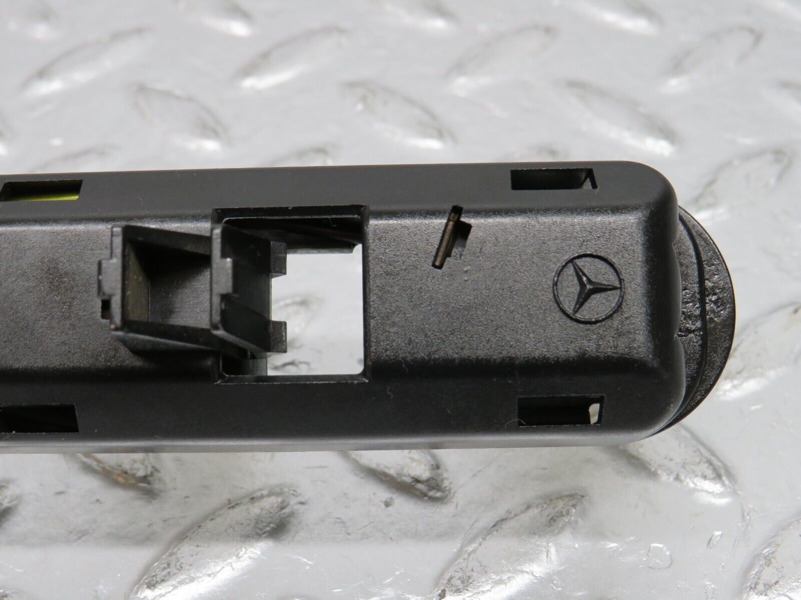 32565 Mercedes-Benz S124 300TE Wagon Tail Light Bulb Holder