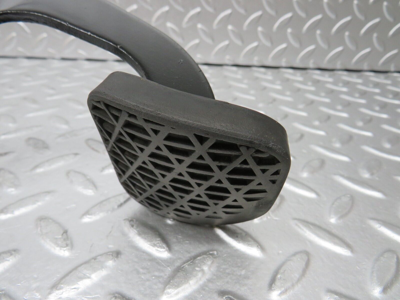 26835 Mercedes-Benz W123 240D Brake Pedal With Rubber 1102910182