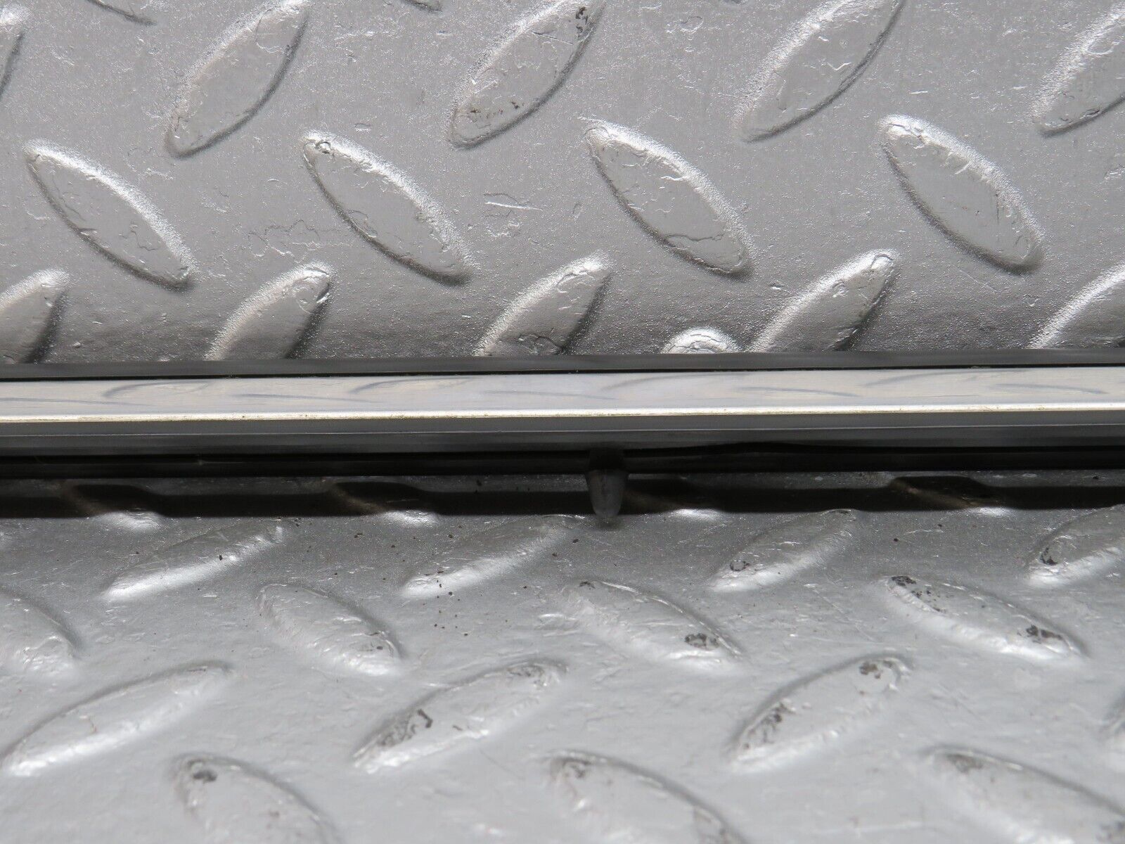 40642 Mercedes-Benz W123 300D Front Right Door Centre Moulding Trim