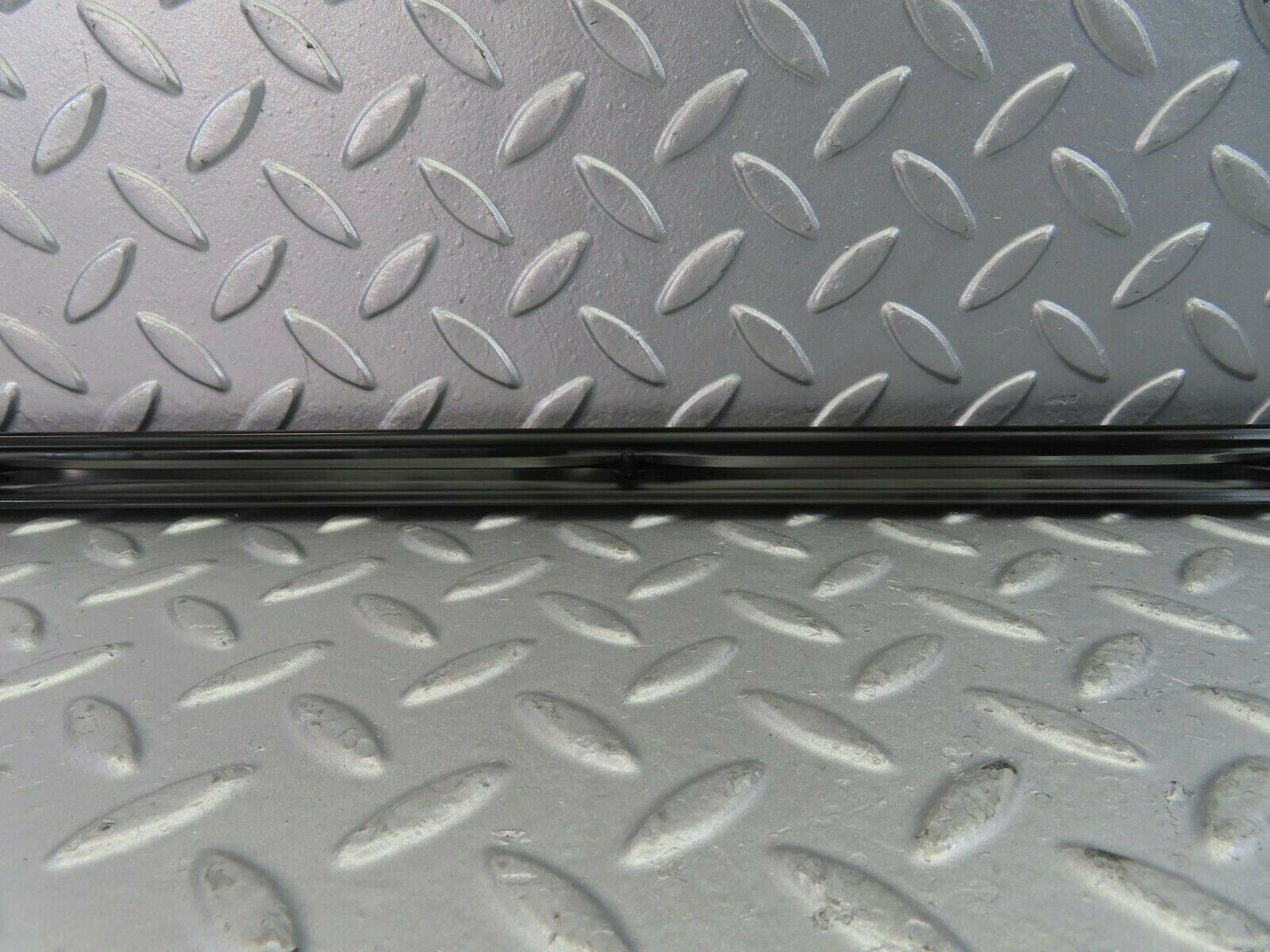 10266 Mercedes-Benz W123 Front Left Door Centre Moulding Trim