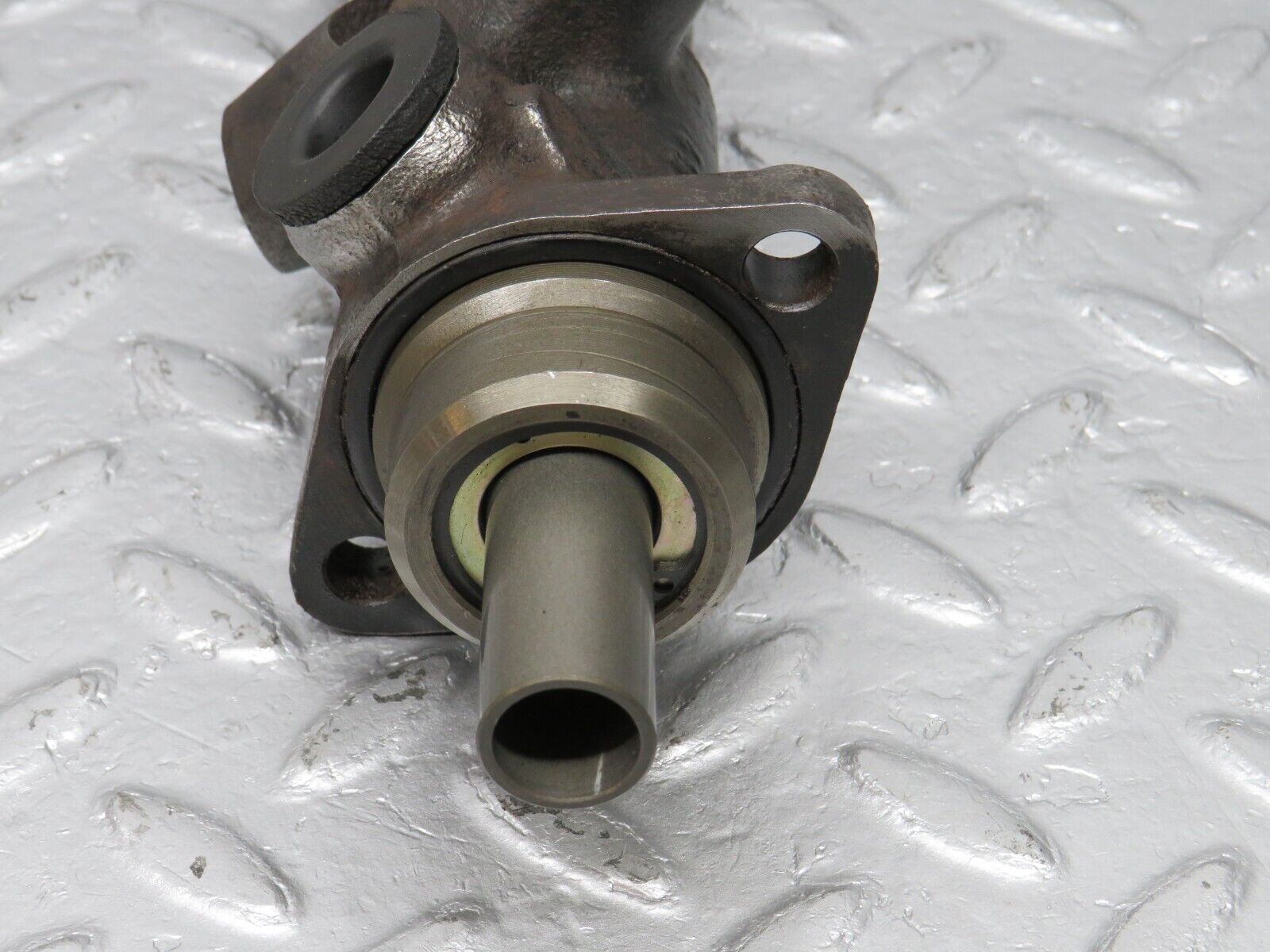 40703 Mercedes-Benz W123 300D Brake Master Cylinder Bendix