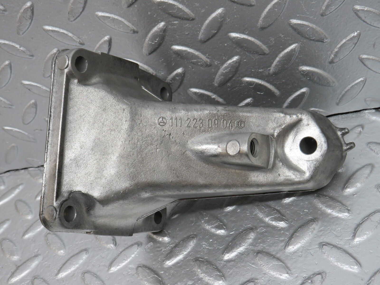 33532 Mercedes-Benz W202 C180 Engine Mount Bracket Left Side 1112230904