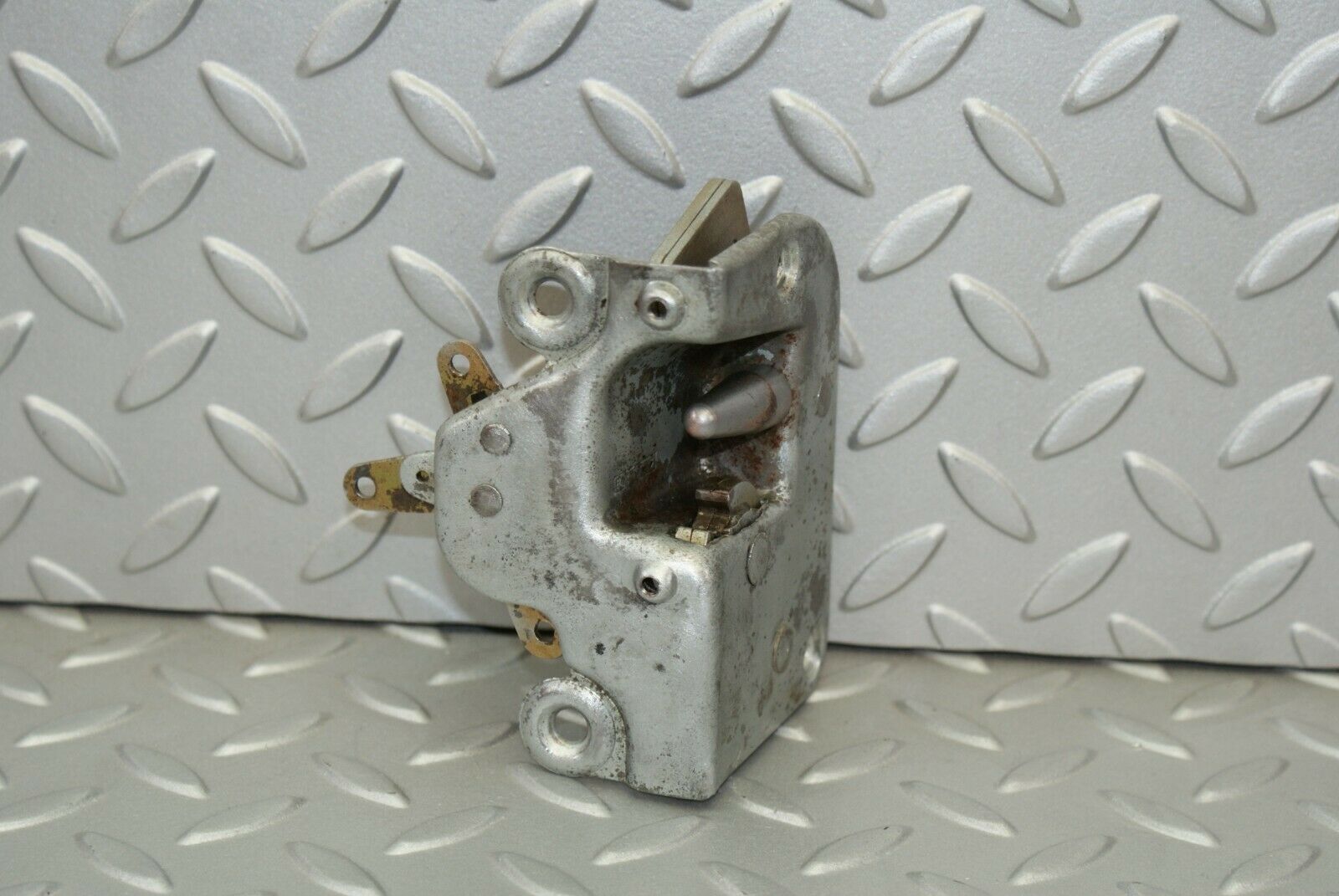3122 Mercedes-Benz W115 220D Front Right Door Lock Mechanism