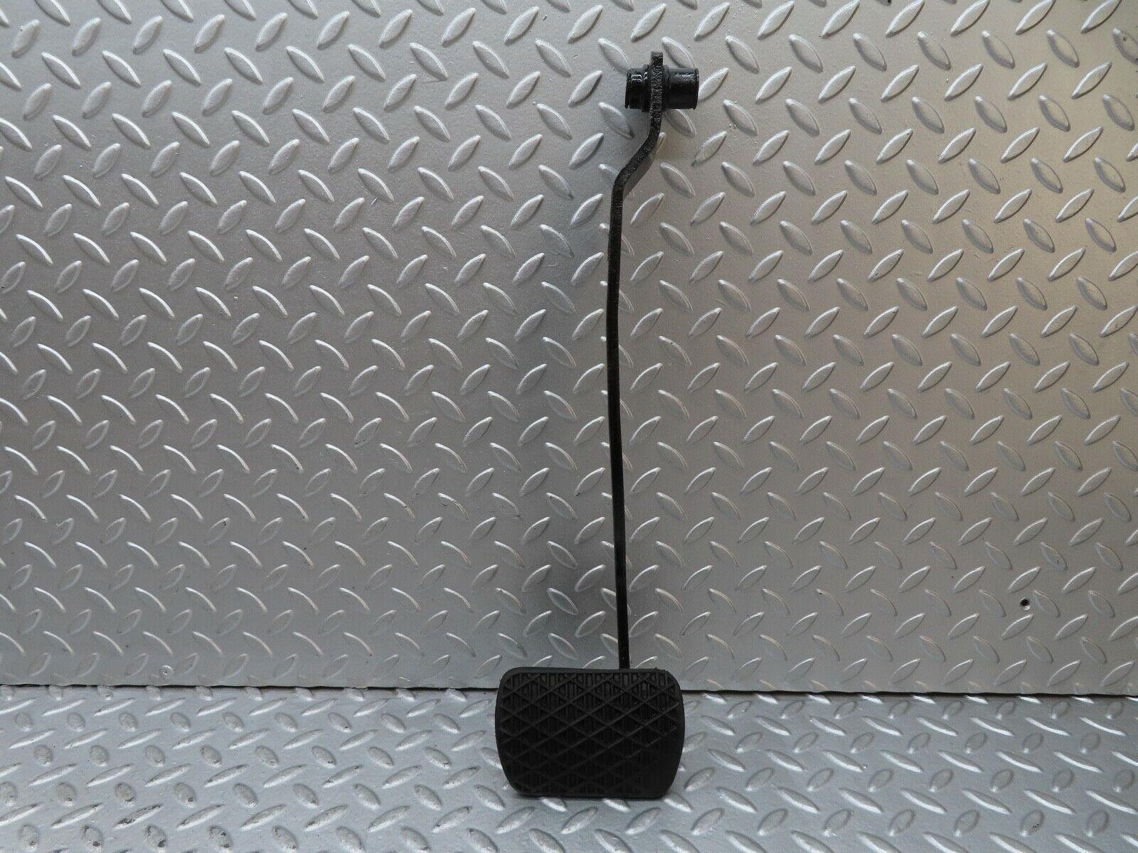 17648 Mercedes-Benz W116 450SEL Brake Pedal With Rubber 1232910082