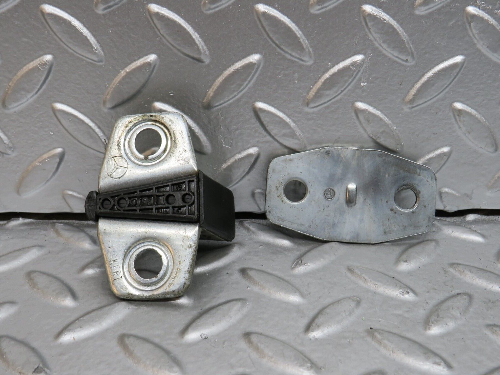 29571 Mercedes-Benz W124 230E Door Lock Latch