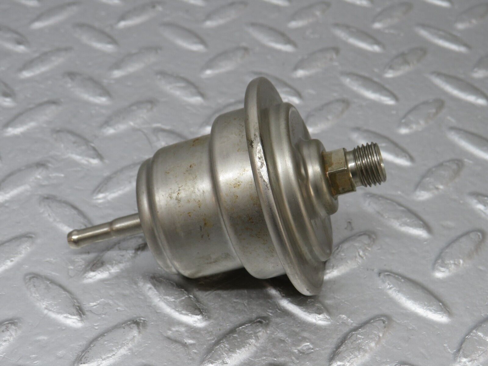 36572 Mercedes-Benz W201 190E 2.0L Fuel Pressure Regulator 0004760621
