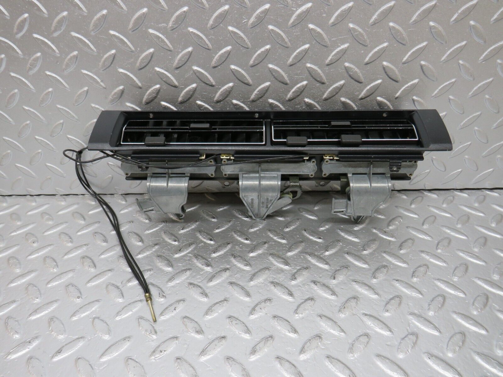 34431 Mercedes-Benz C126 380SEC Dashboard Centre Air Vent 1268310030 126830005