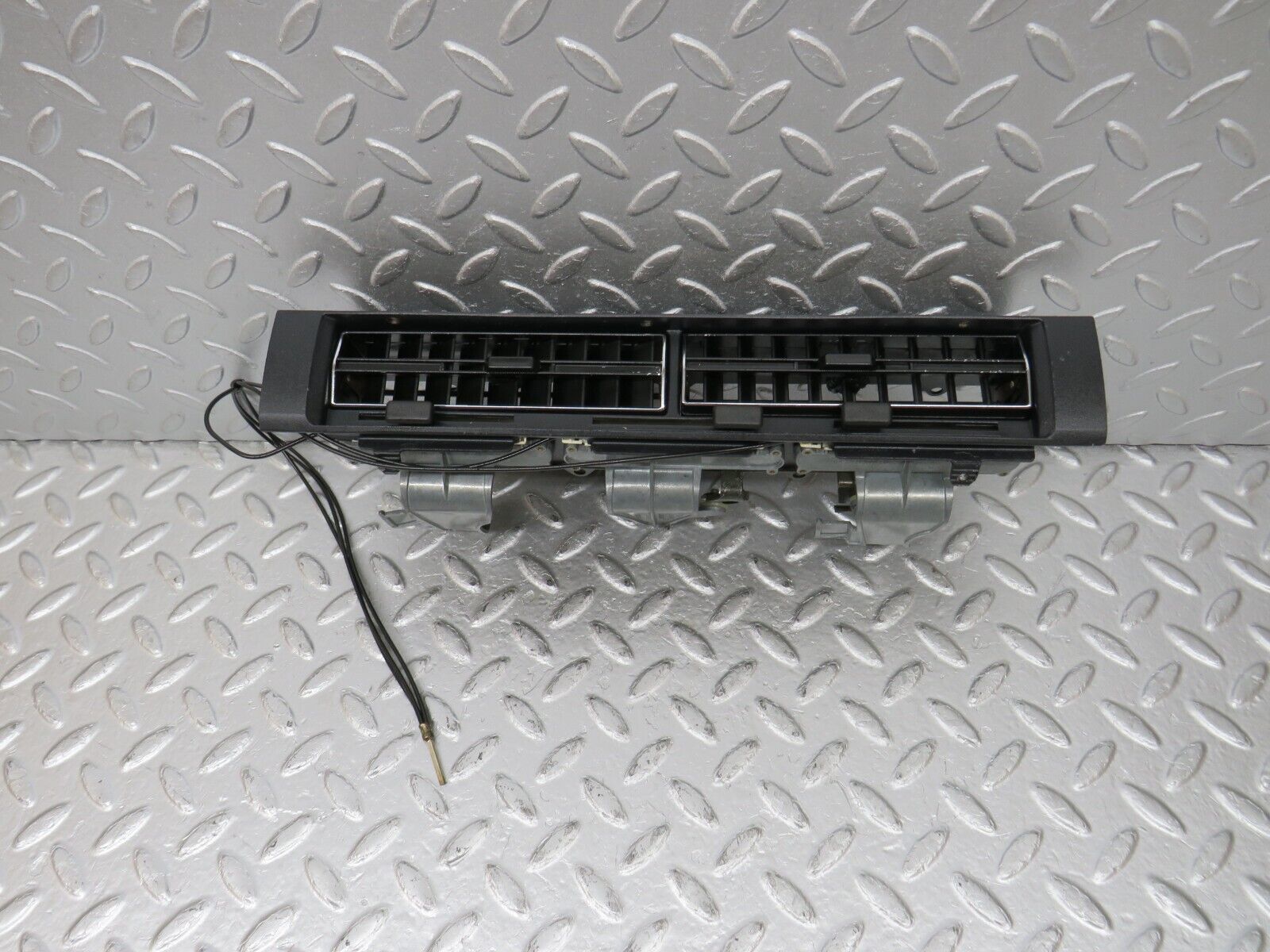 34431 Mercedes-Benz C126 380SEC Dashboard Centre Air Vent 1268310030 126830005
