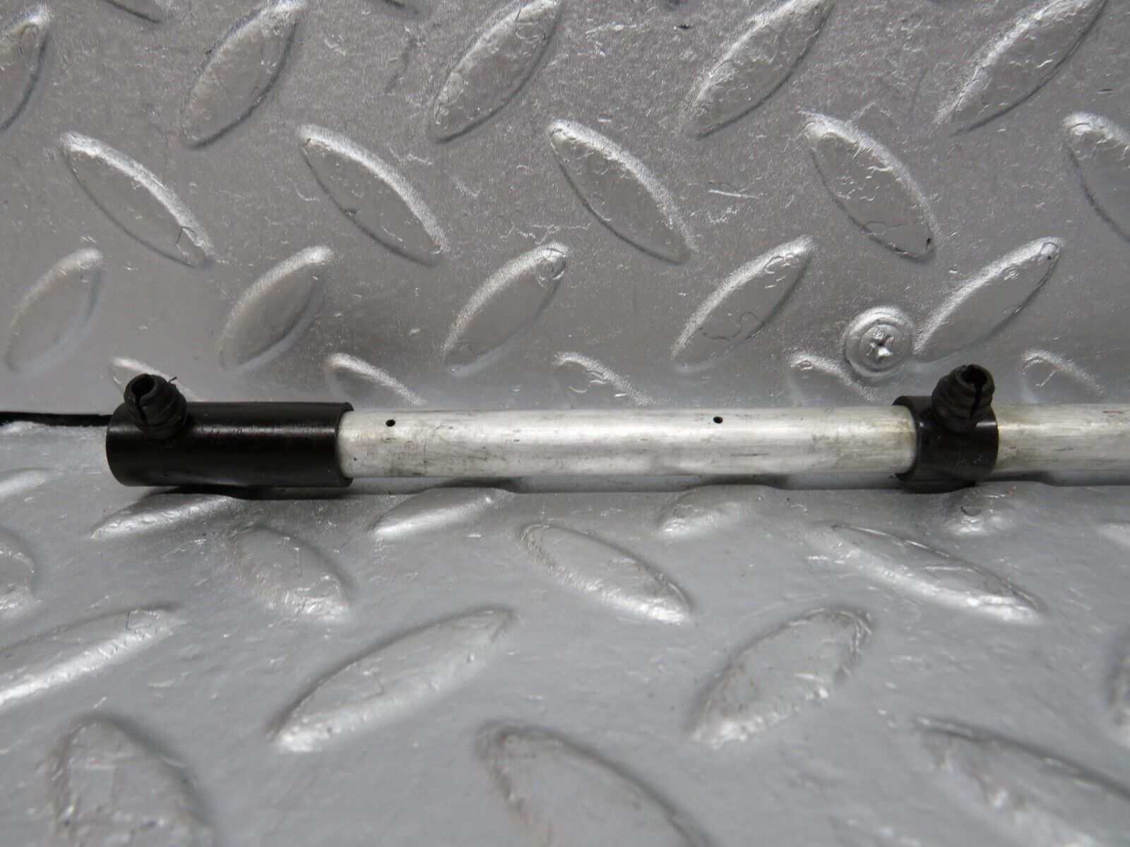 39158 Mercedes-Benz R107 500SL Camshaft Oil Tube
