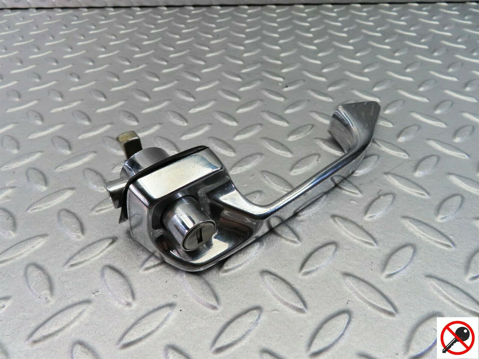 7827 Mercedes-Benz W115 220D Exterior Door Handle Front Left 1157600501