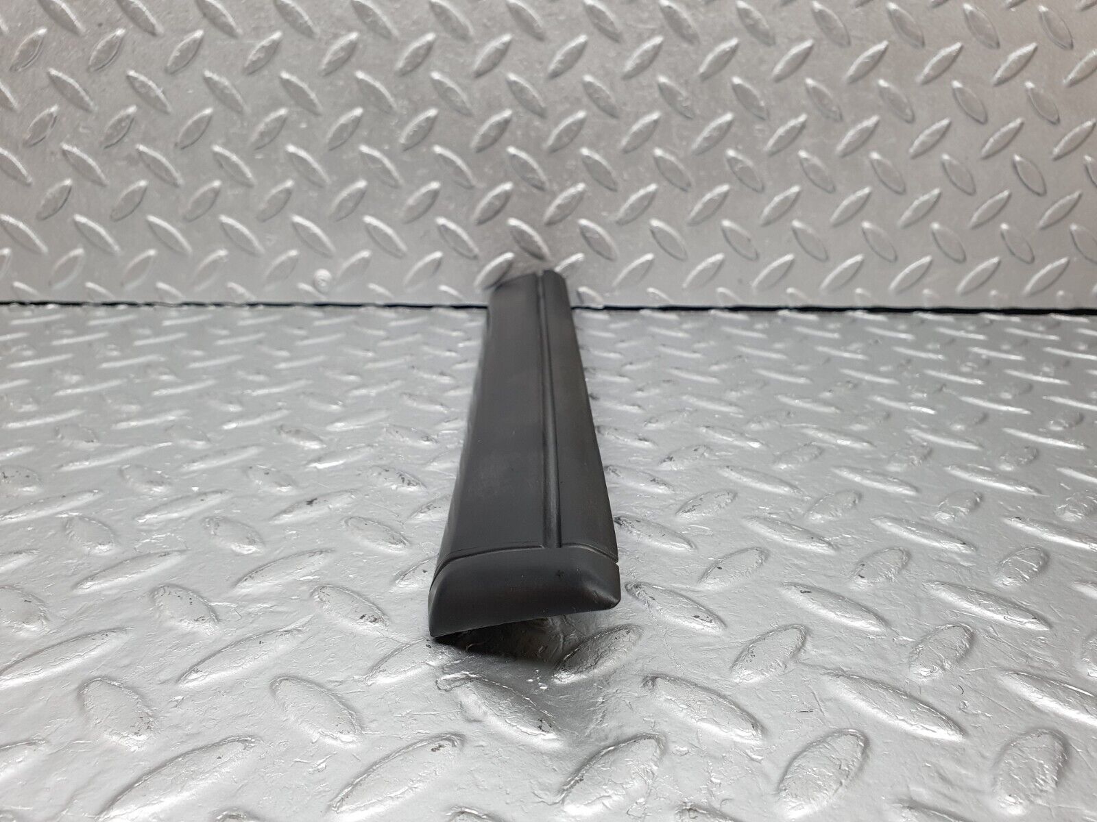 41425 Mercedes-Benz W124 200E Front Right Fender Wing Centre Moulding Trim