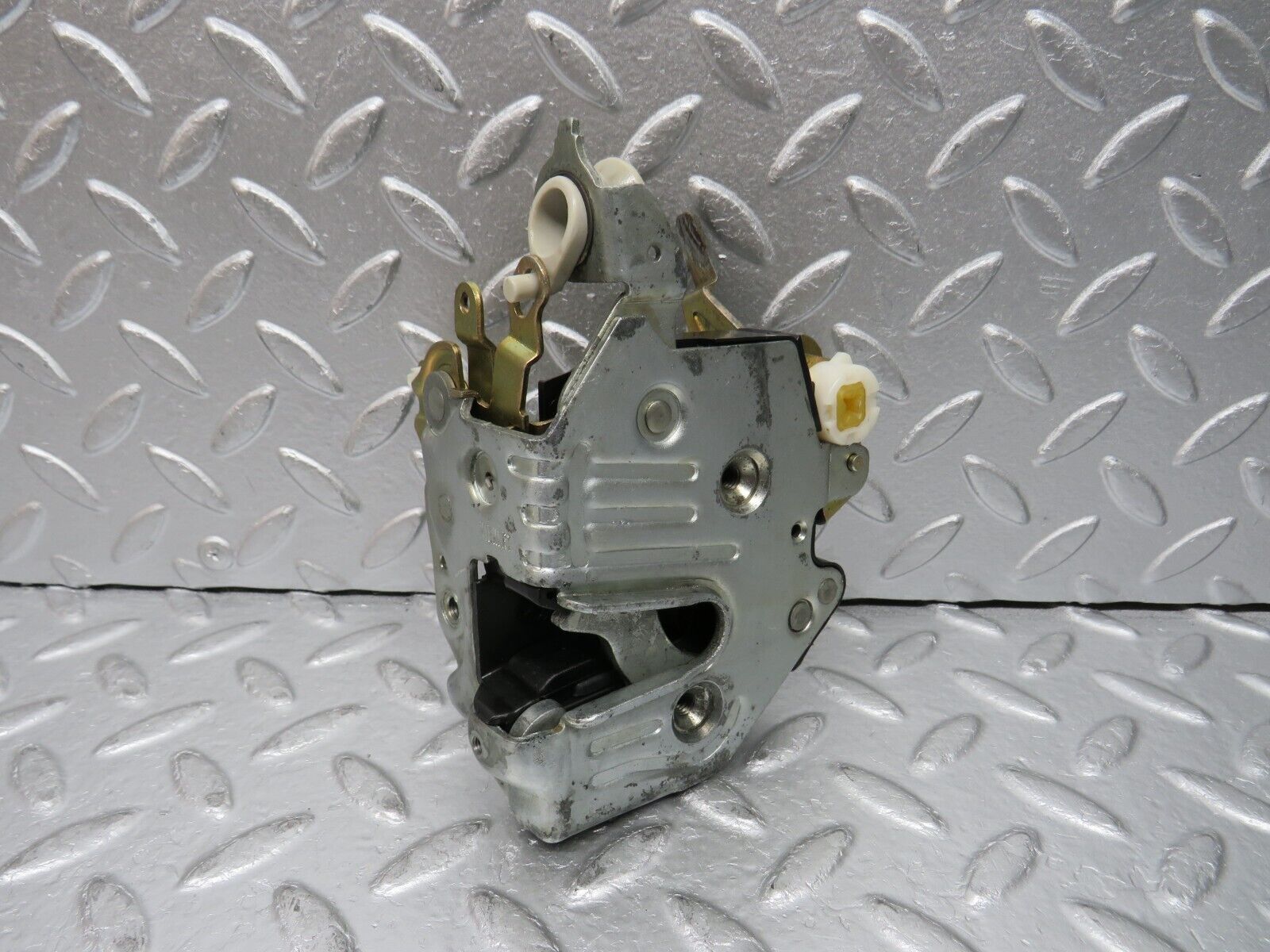 32452 Mercedes-Benz S124 300TE Wagon Front Right Door Lock Mechanism